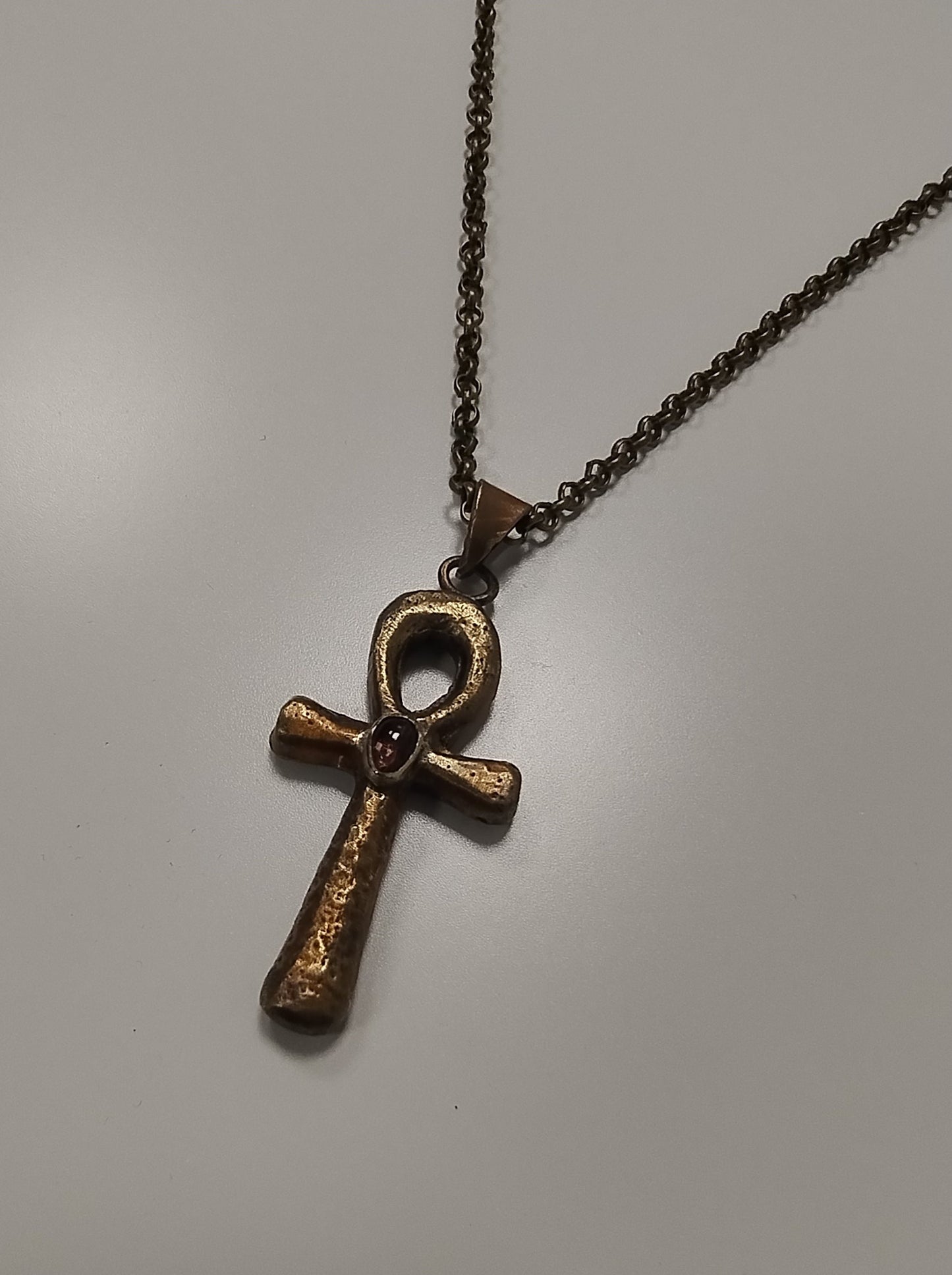 Amulette croix de vie égyptienne Ankh antique avec tourmaline rose LEIA&CO