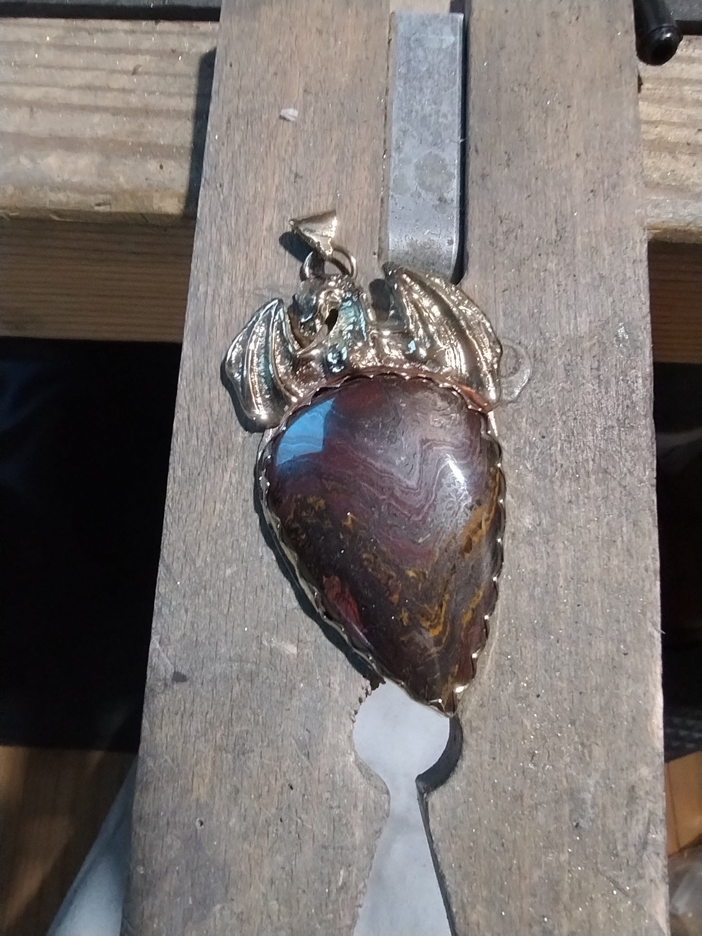 Amulette dragon doré avec pierre tigre de fer LEIA&CO
