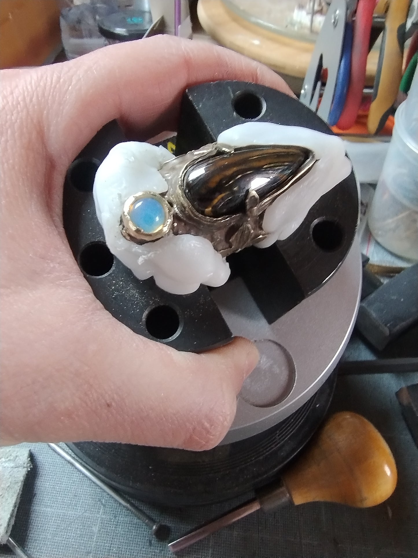 Bague massive antique avec tigre de fer et opalite LEIA&CO