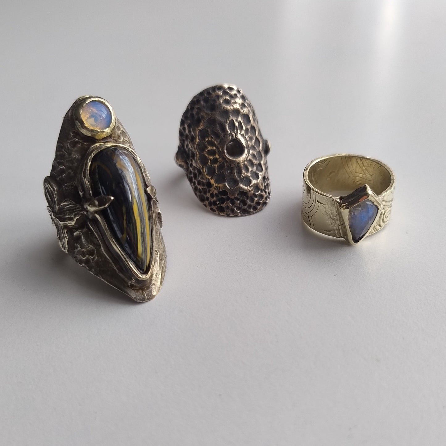 Bague massive antique avec tigre de fer et opalite LEIA&CO