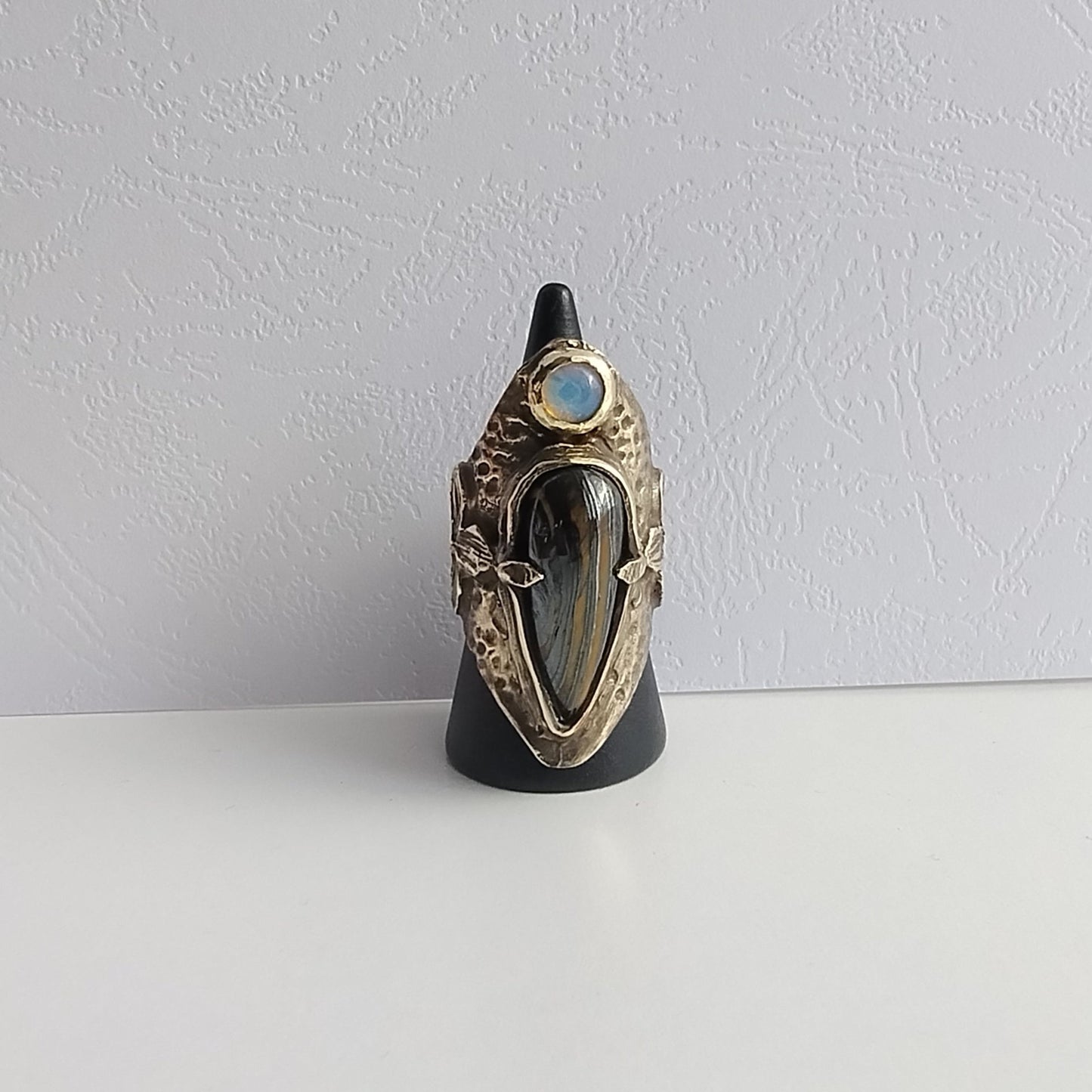 Bague massive antique avec tigre de fer et opalite LEIA&CO