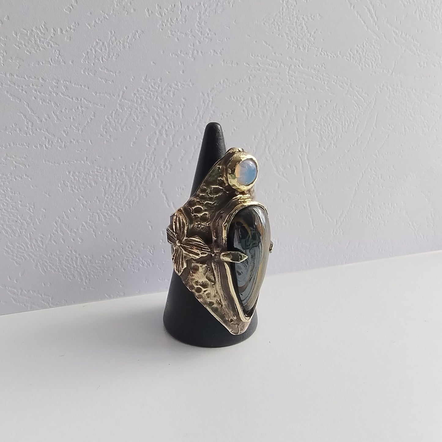 Bague massive antique avec tigre de fer et opalite LEIA&CO
