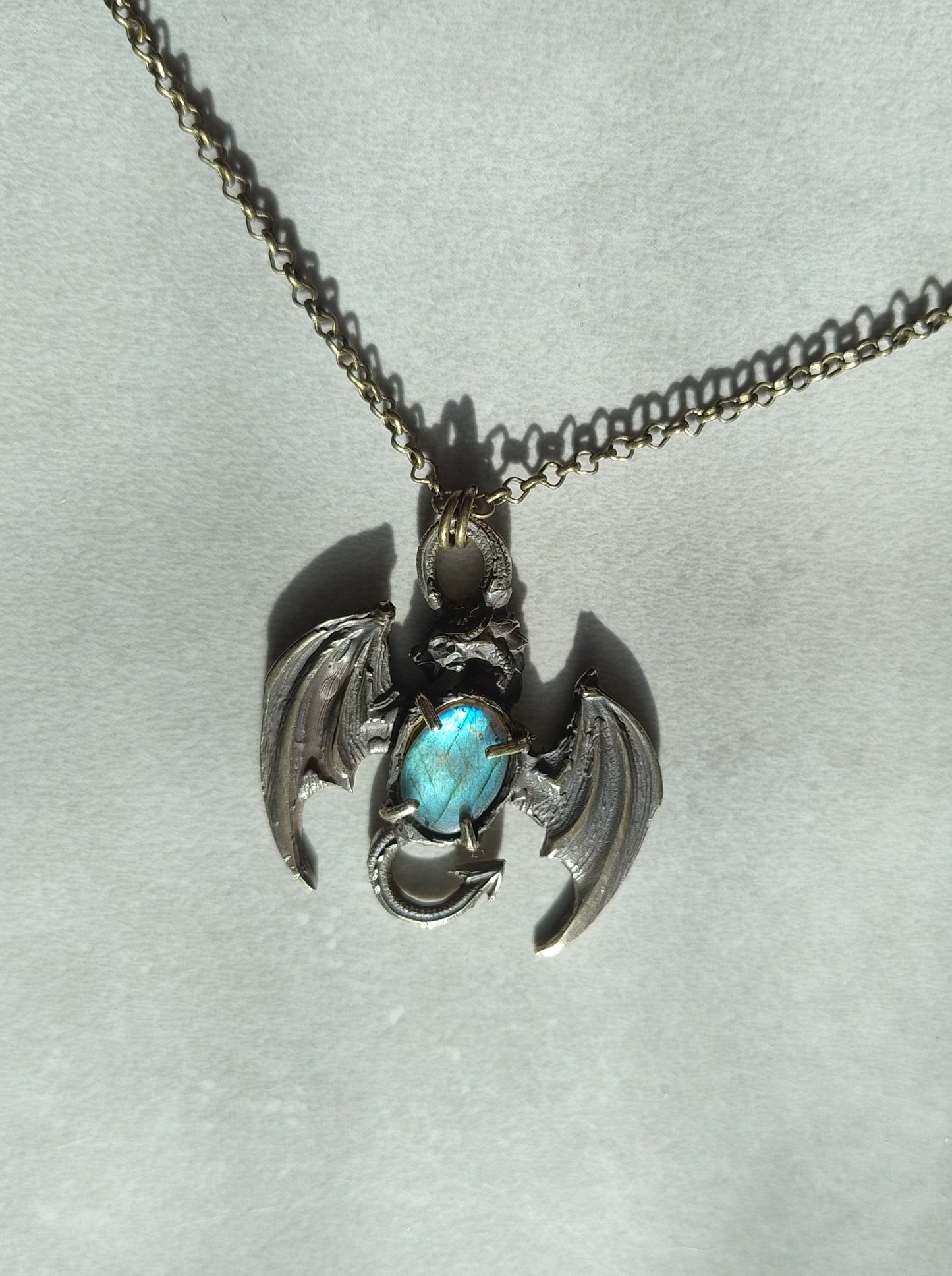 Amulette dragon antique avec Labradorite bleue-verte LEIA&CO