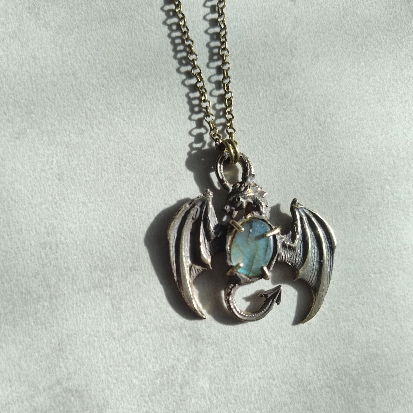 Amulette dragon antique avec Labradorite bleue-verte LEIA&CO