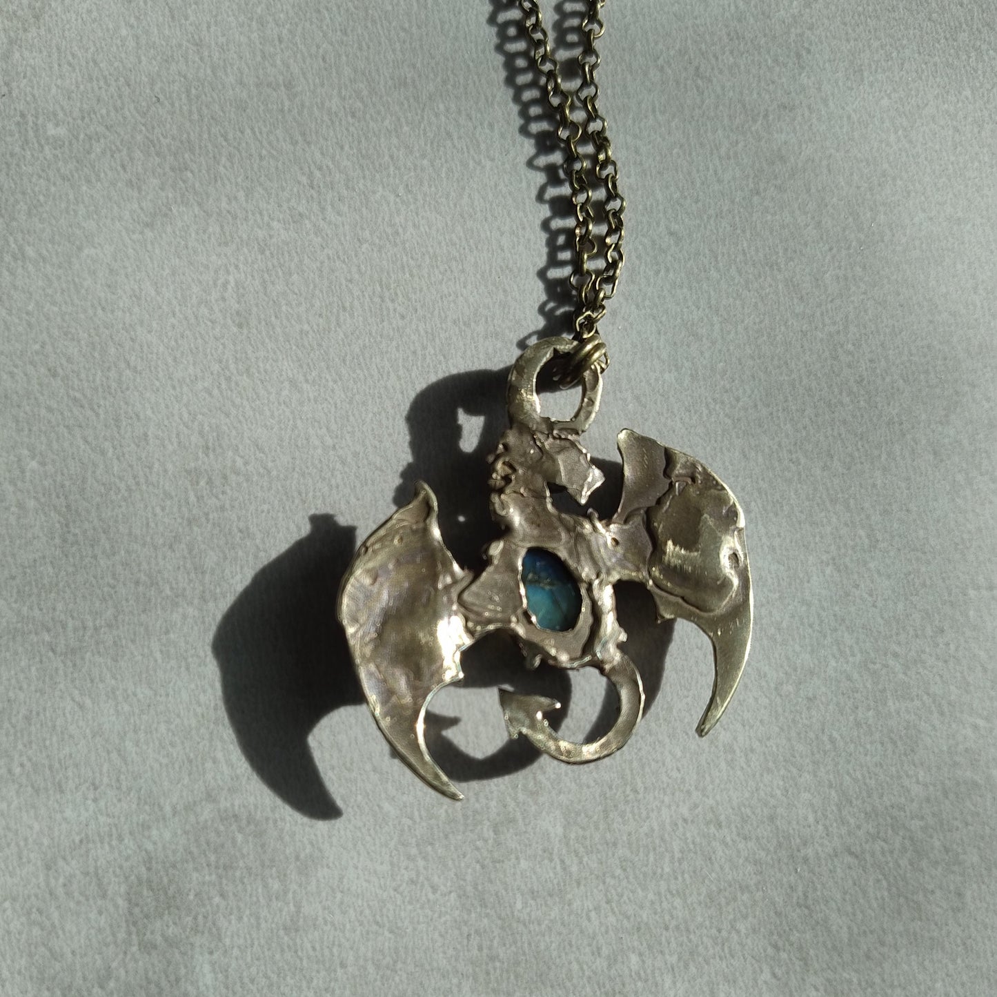 Amulette dragon antique avec Labradorite bleue-verte LEIA&CO