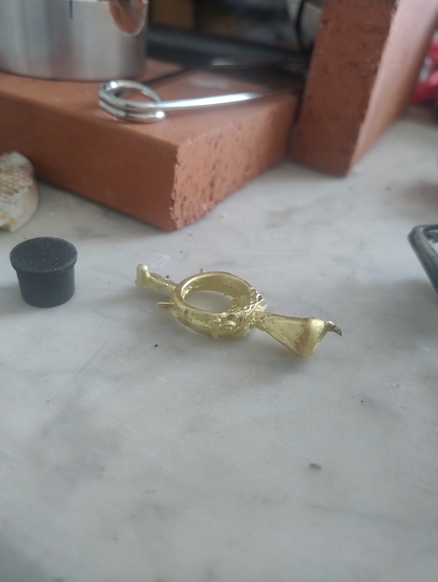 Bague Ankh argentée et pierre rouge LEIA&CO