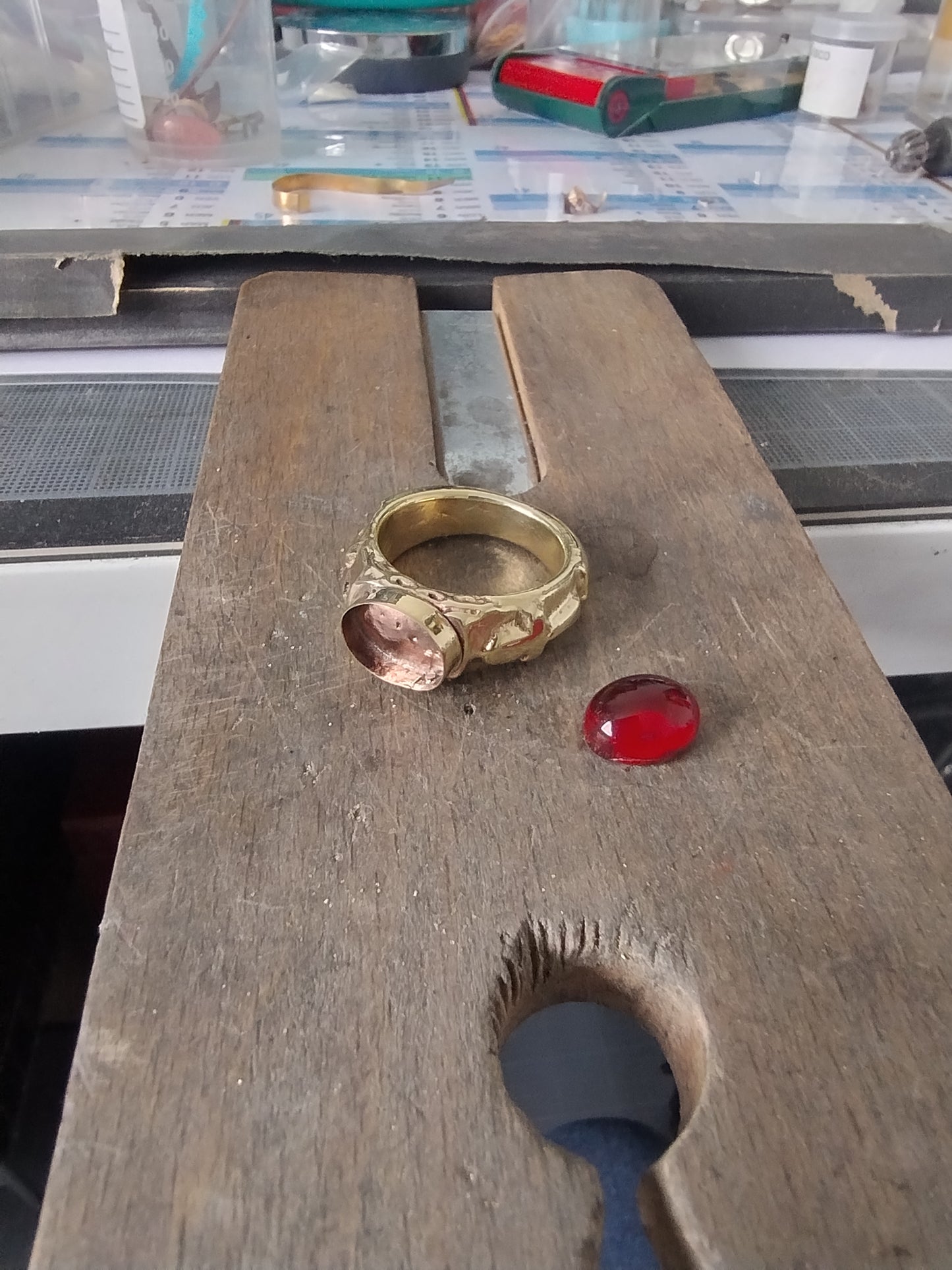 Bague Ankh argentée et pierre rouge LEIA&CO