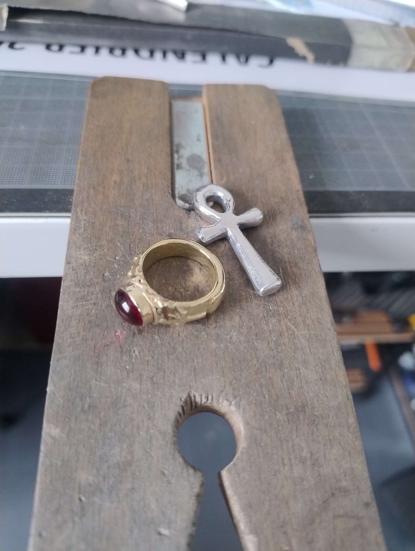 Bague Ankh argentée et pierre rouge LEIA&CO