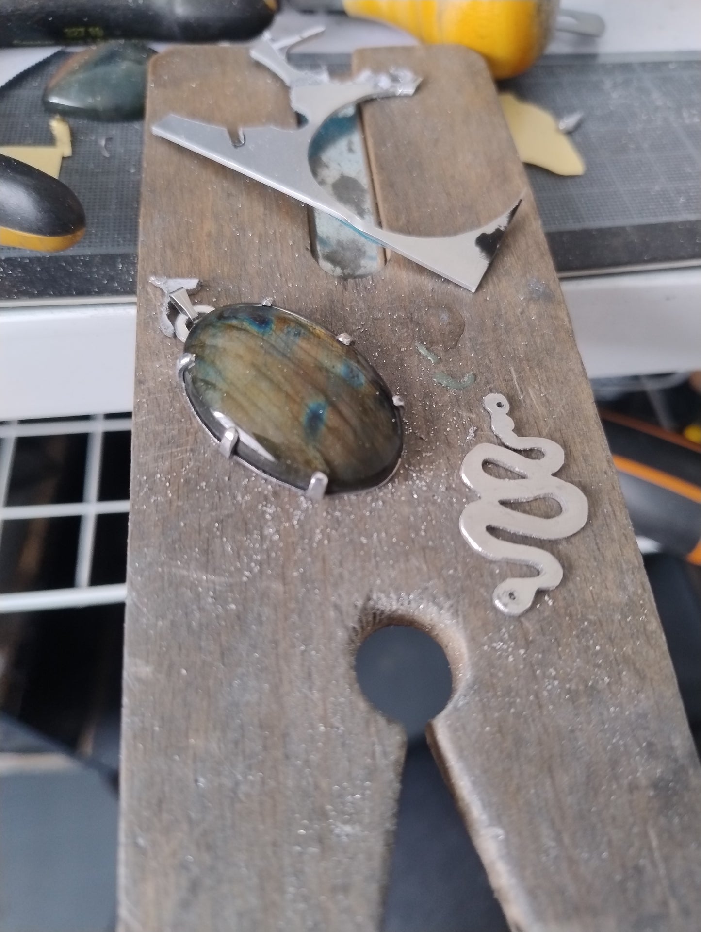 Collier serpent et Labradorite verte et marron LEIA&CO