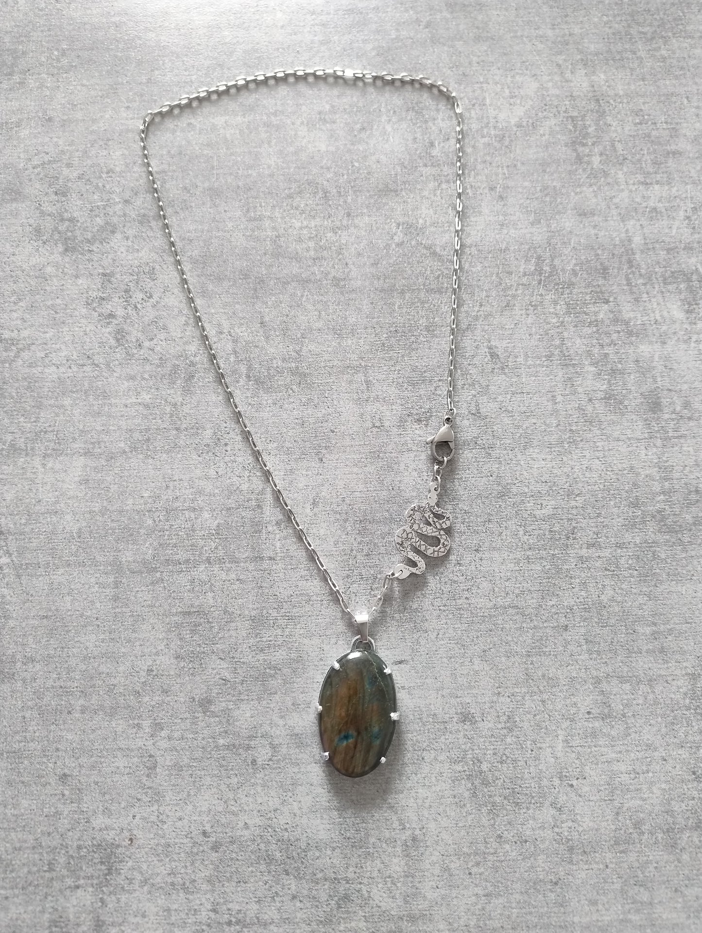 Collier serpent et Labradorite verte et marron LEIA&CO