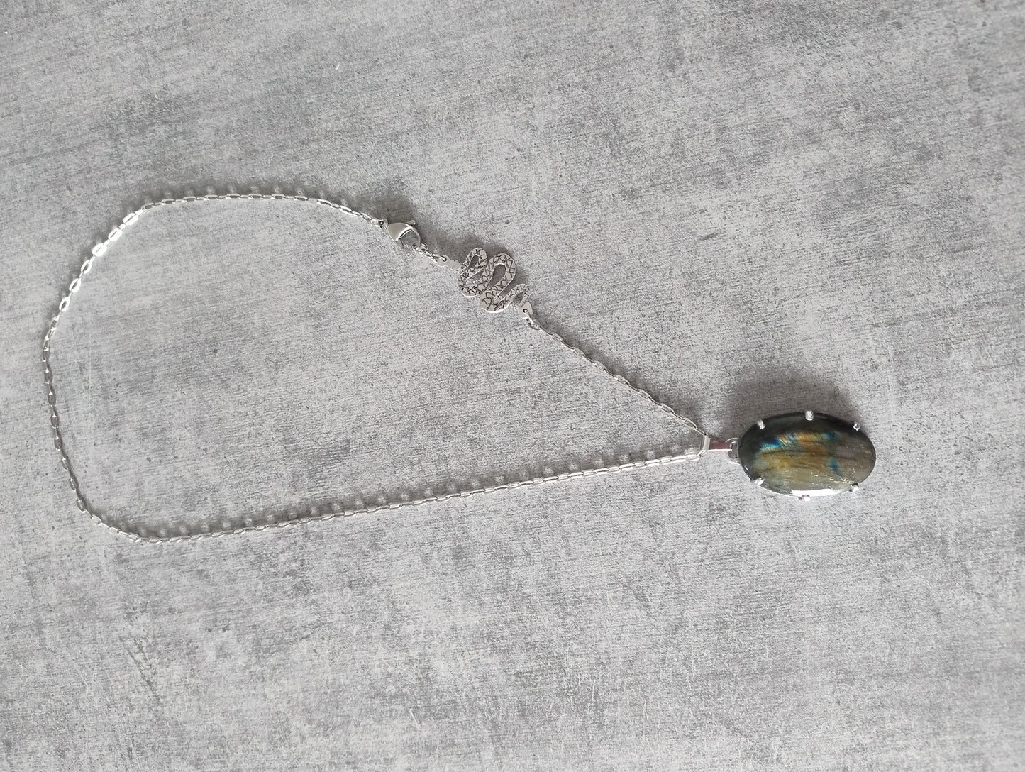 Collier serpent et Labradorite verte et marron LEIA&CO