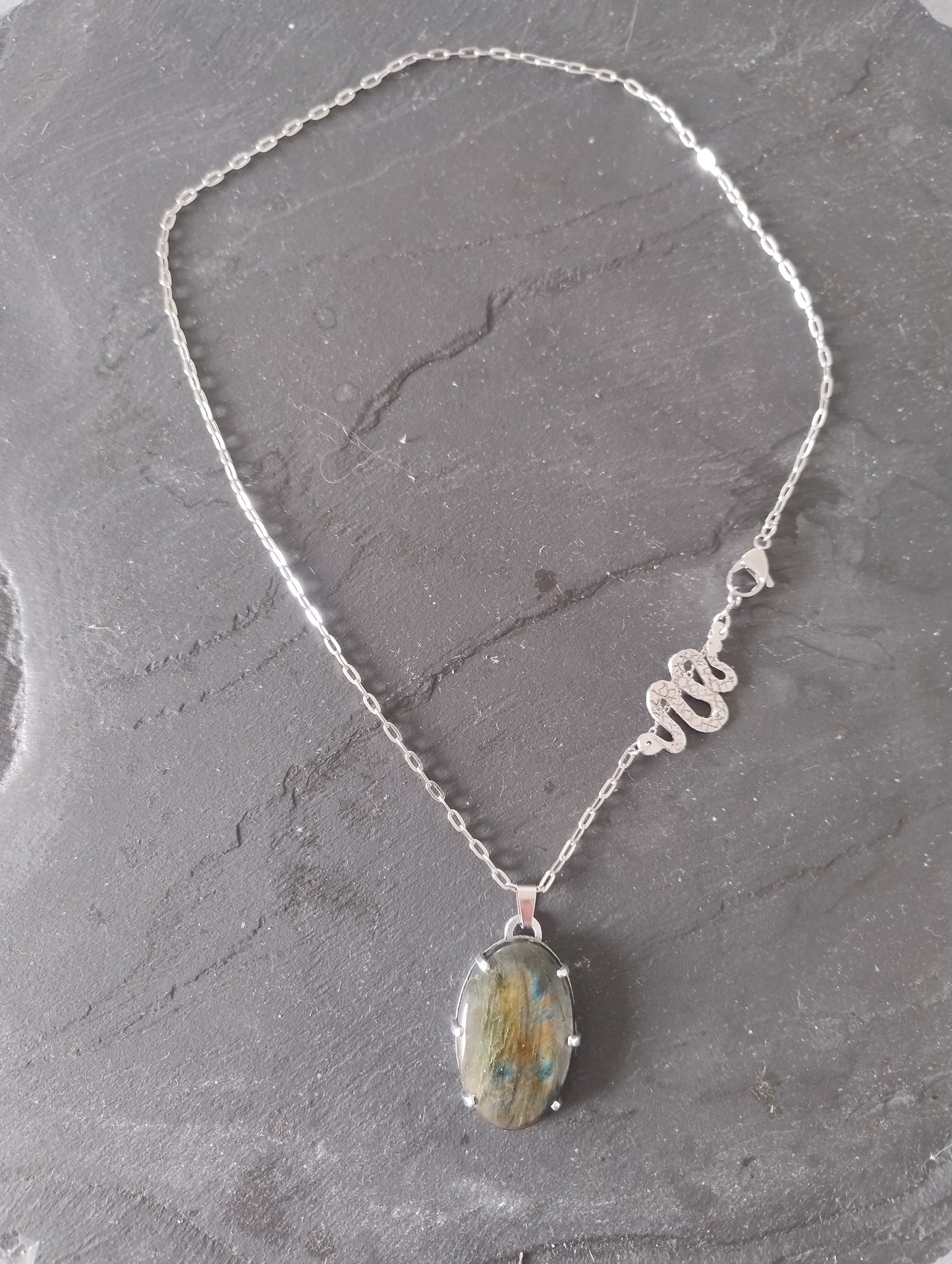 Collier serpent et Labradorite verte et marron LEIA&CO