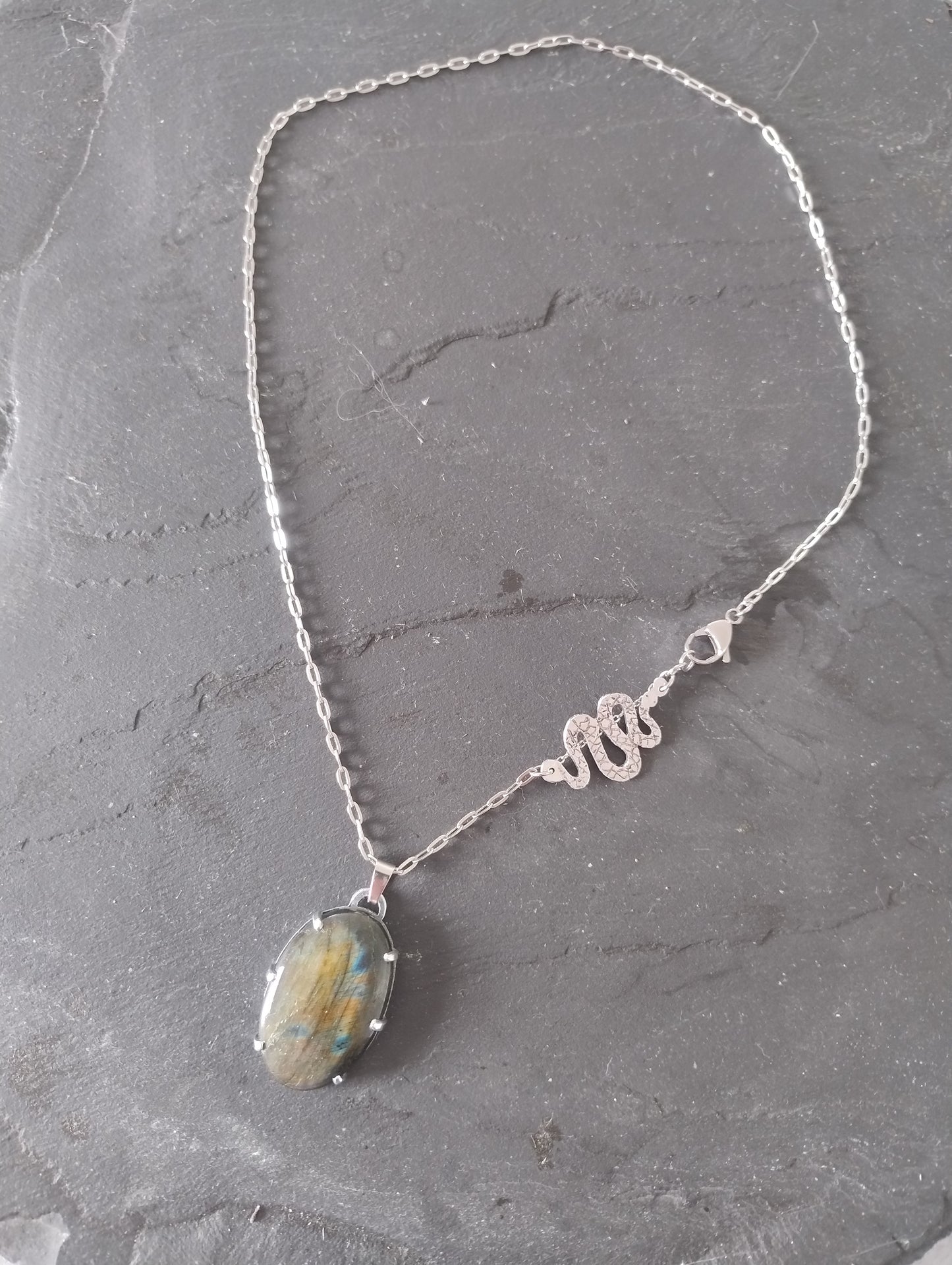 Collier serpent et Labradorite verte et marron LEIA&CO