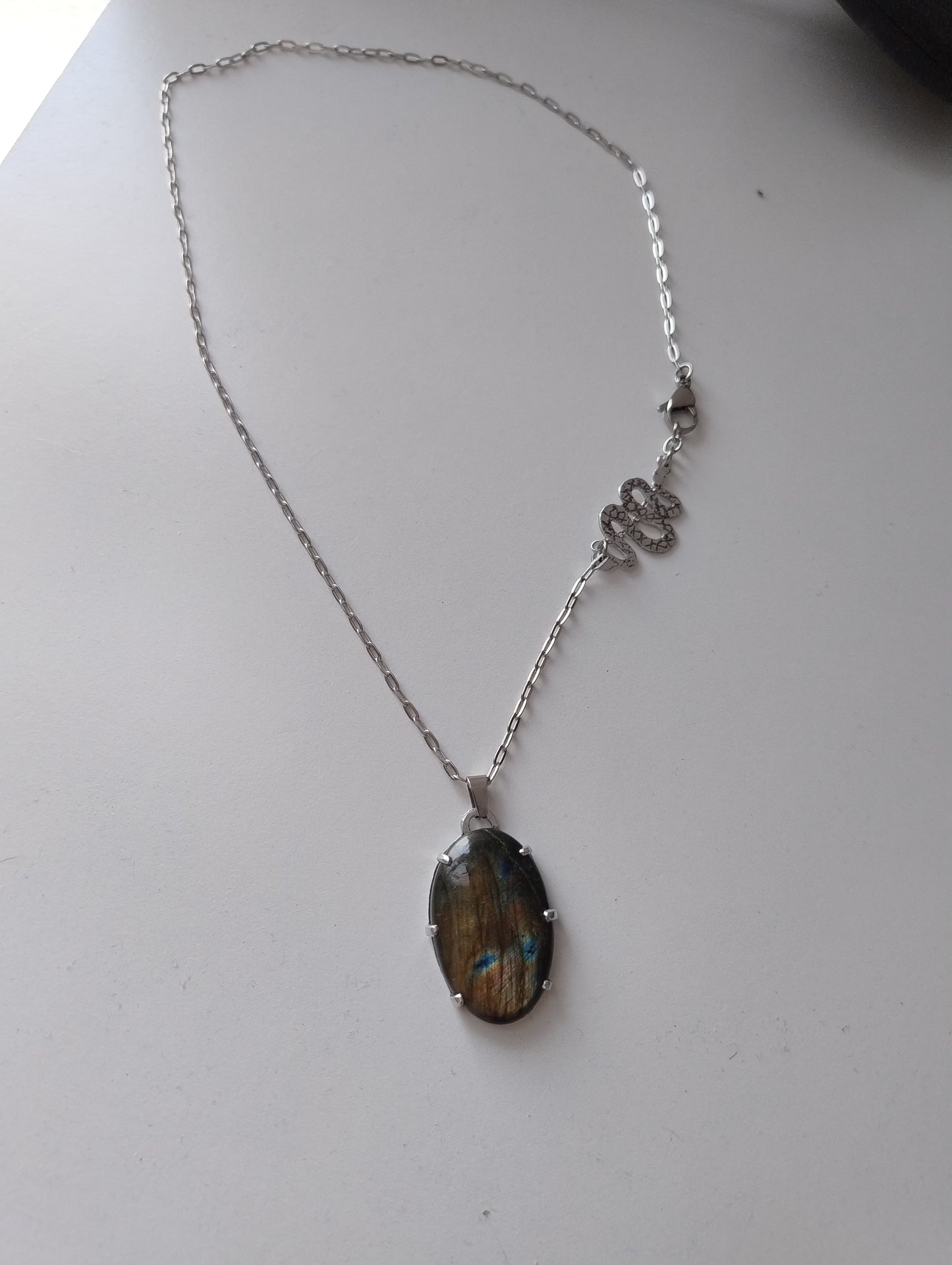 Collier serpent et Labradorite verte et marron LEIA&CO