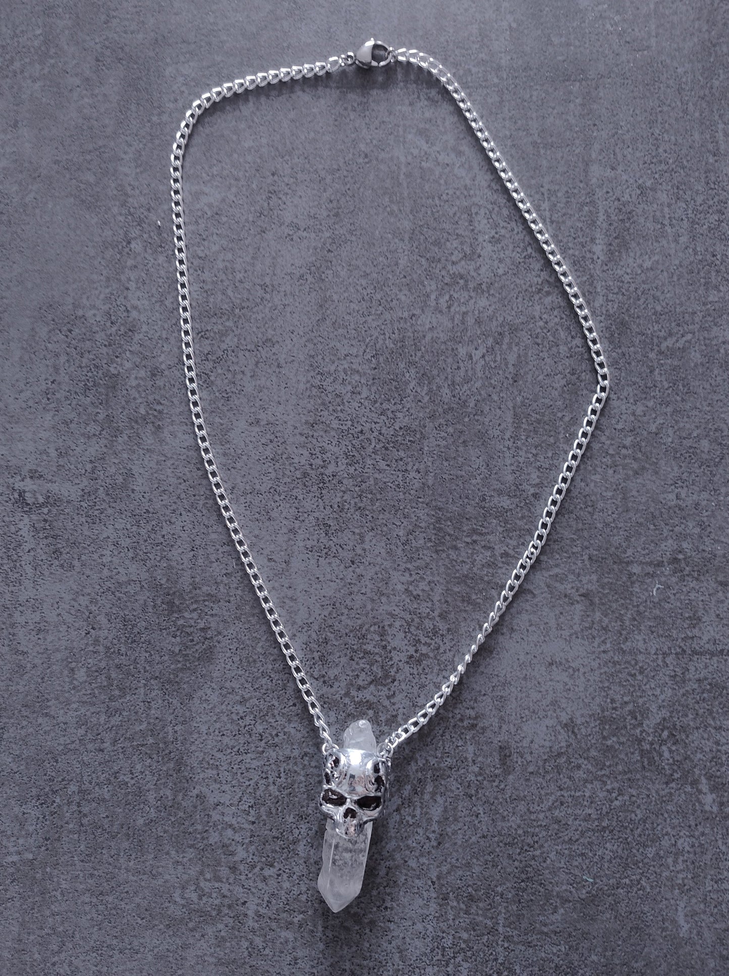 Amulette tête de mort et pointe de cristal LEIA&CO
