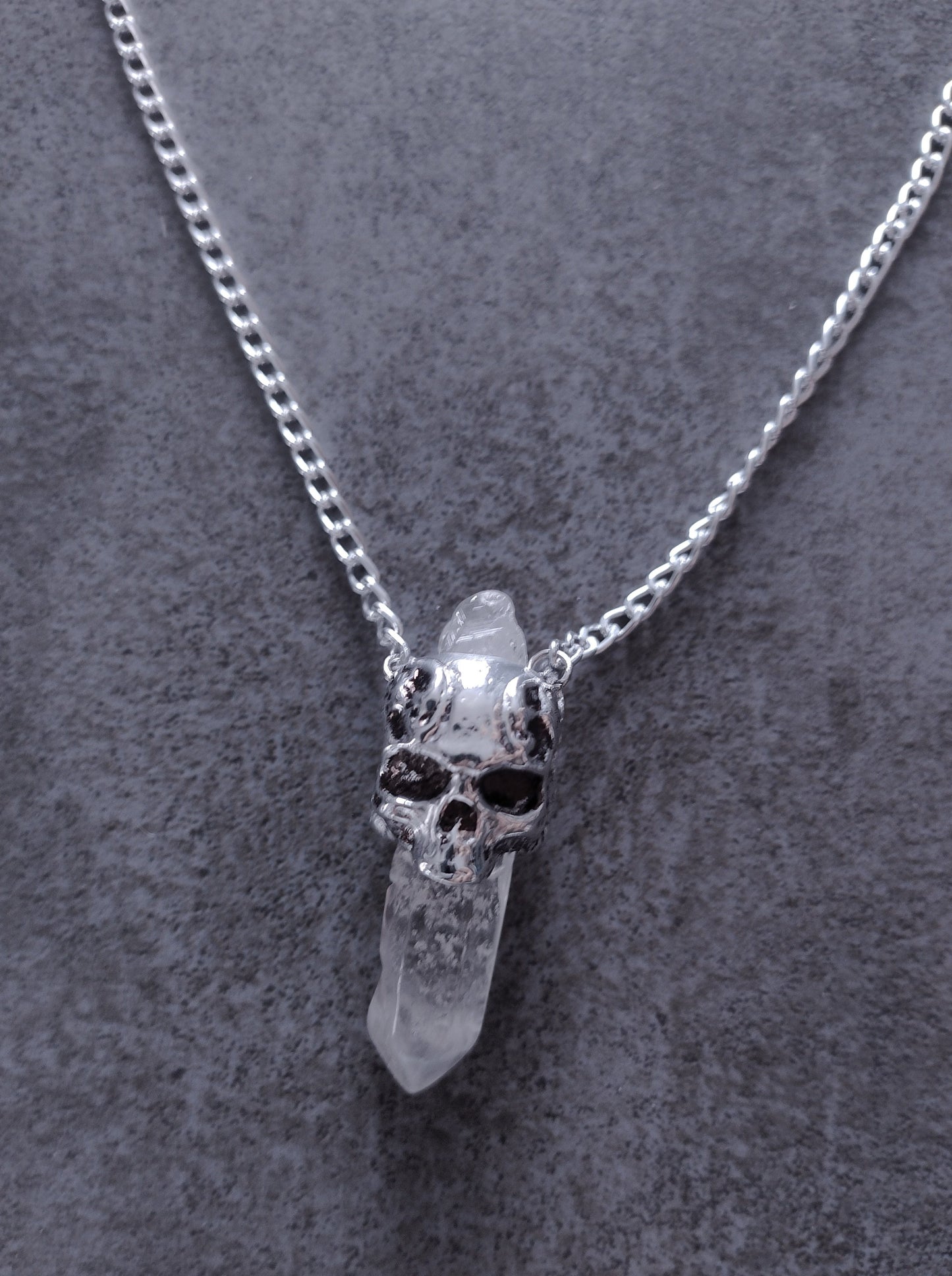 Amulette tête de mort et pointe de cristal LEIA&CO