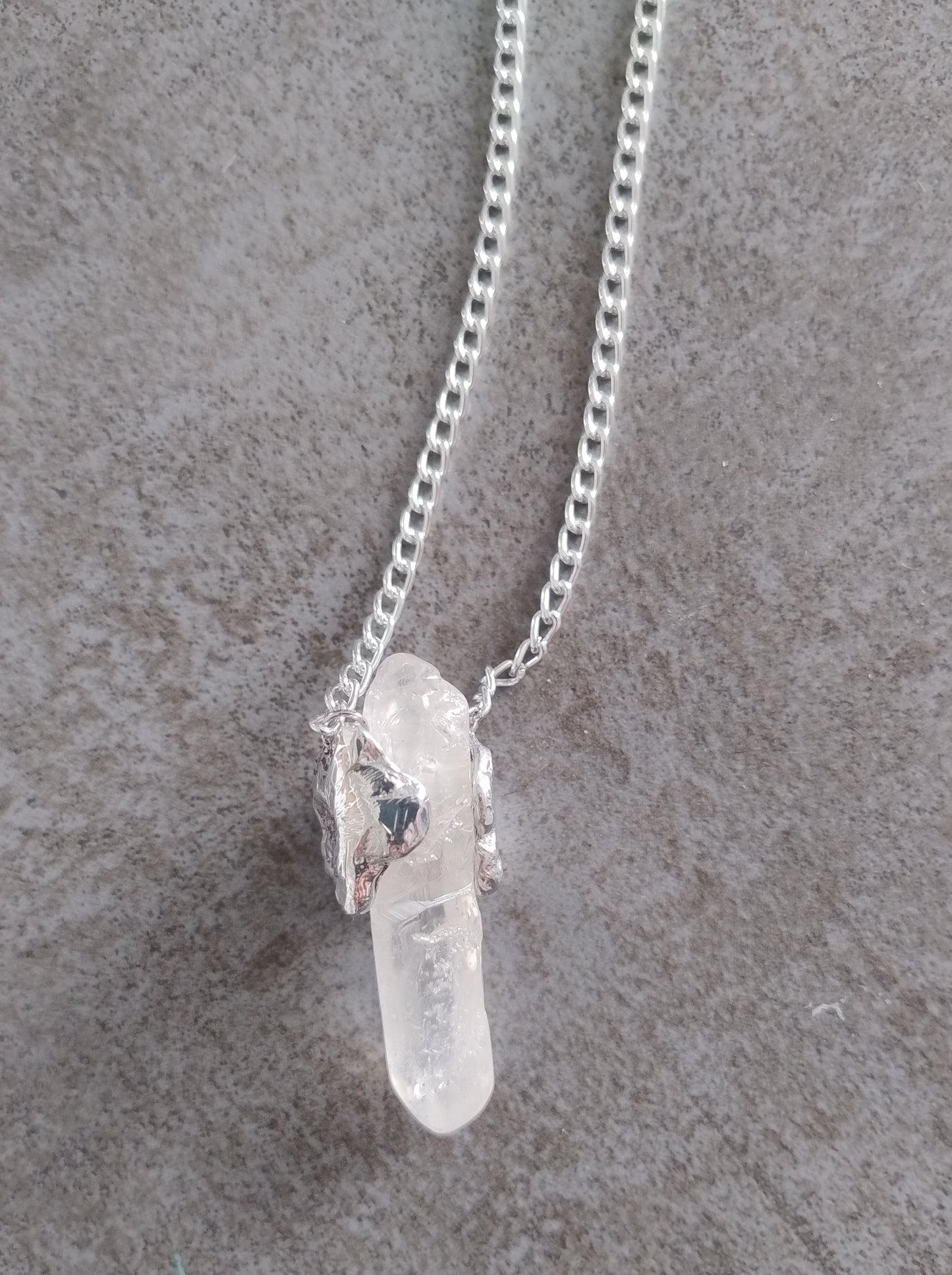 Amulette tête de mort et pointe de cristal LEIA&CO