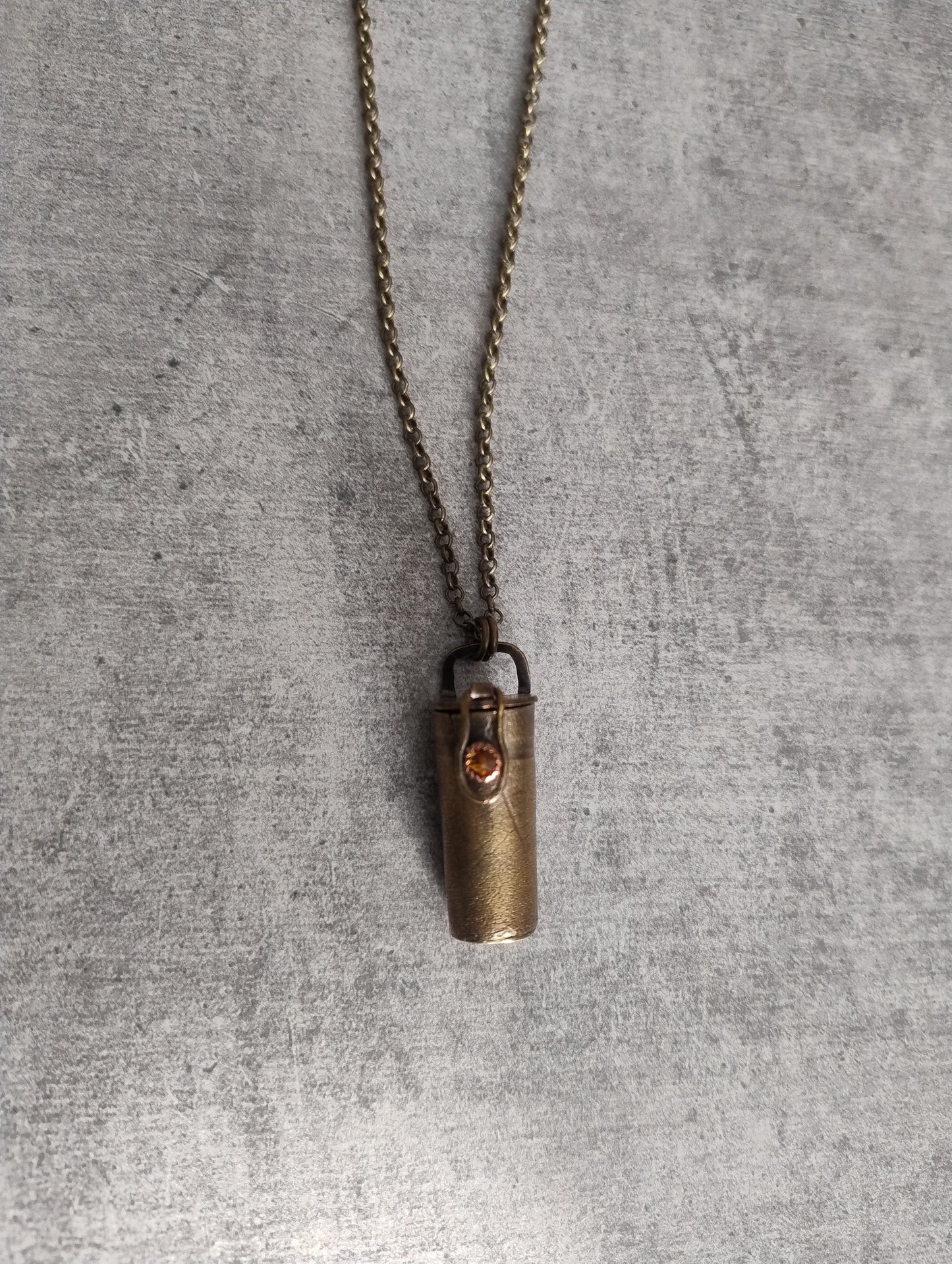Collier amulette boîte à secrets feuille avec pierre orange LEIA&CO