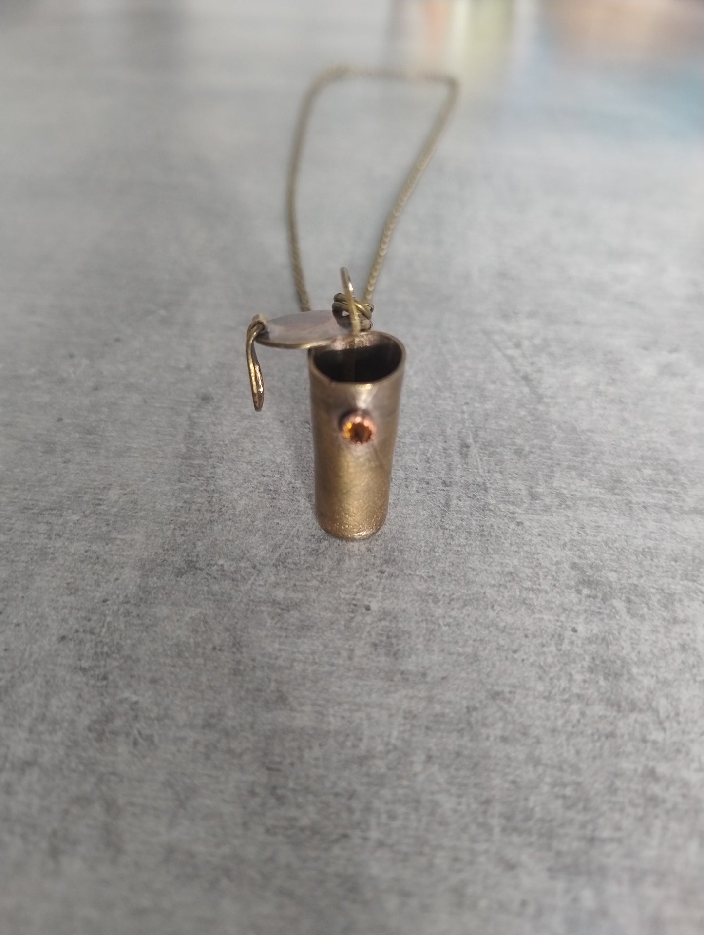 Collier amulette boîte à secrets feuille avec pierre orange LEIA&CO