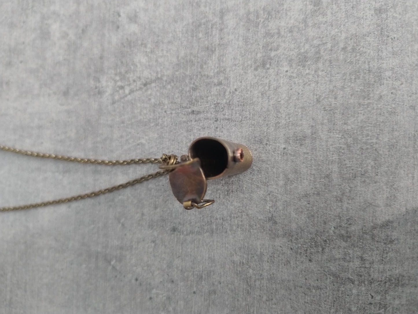 Collier amulette boîte à secrets feuille avec pierre orange LEIA&CO