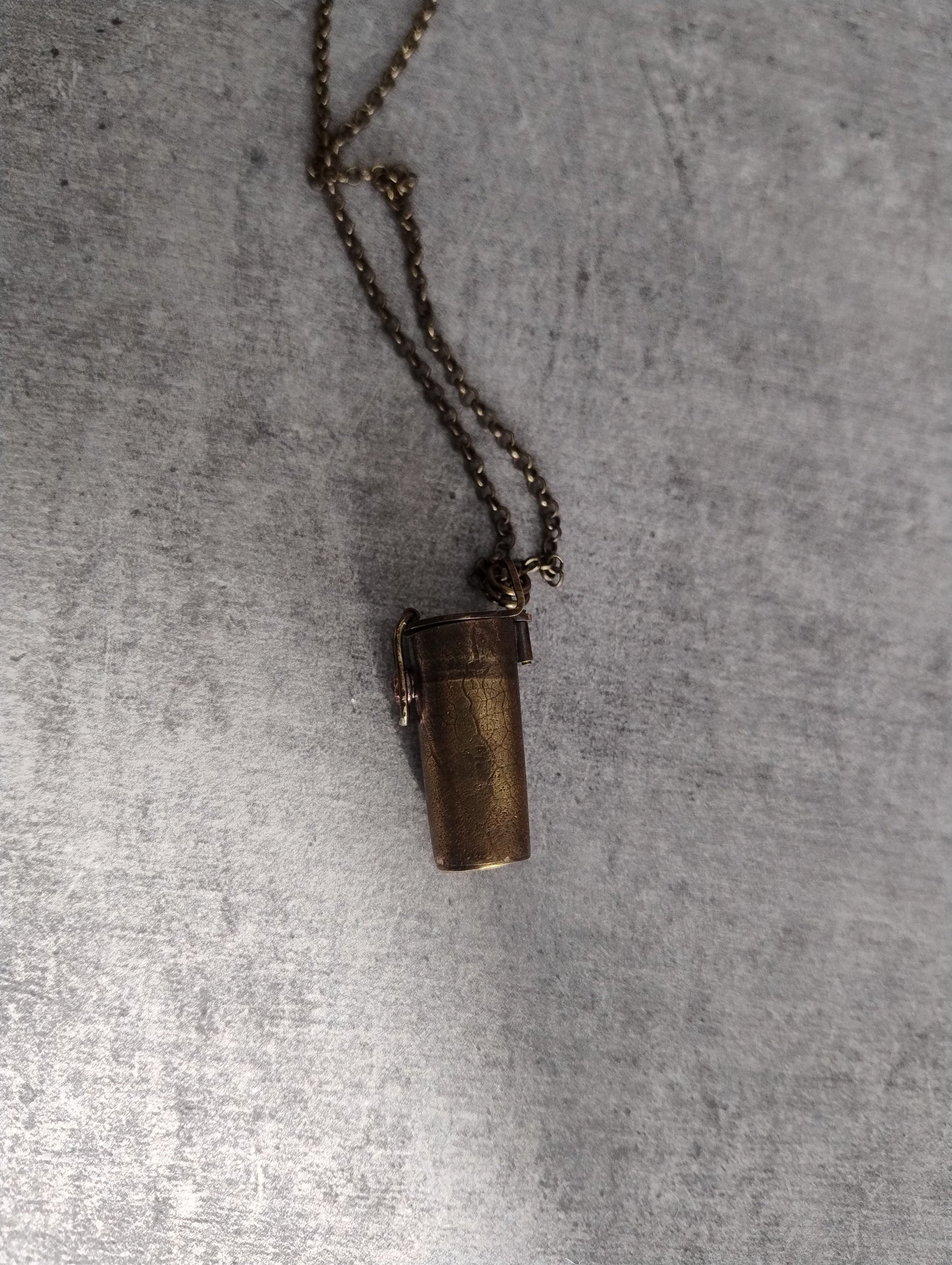 Collier amulette boîte à secrets feuille avec pierre orange LEIA&CO