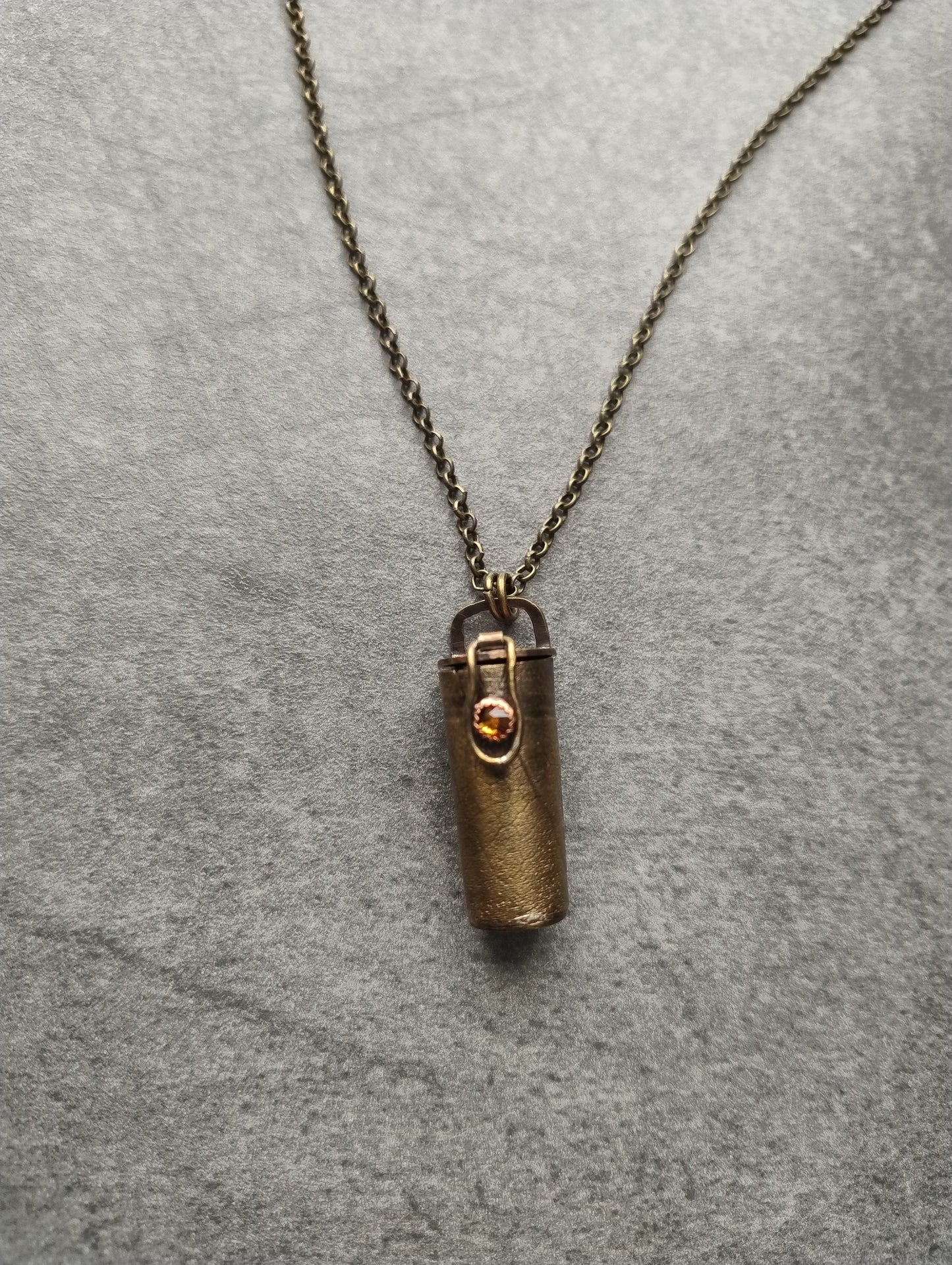 Collier amulette boîte à secrets feuille avec pierre orange LEIA&CO
