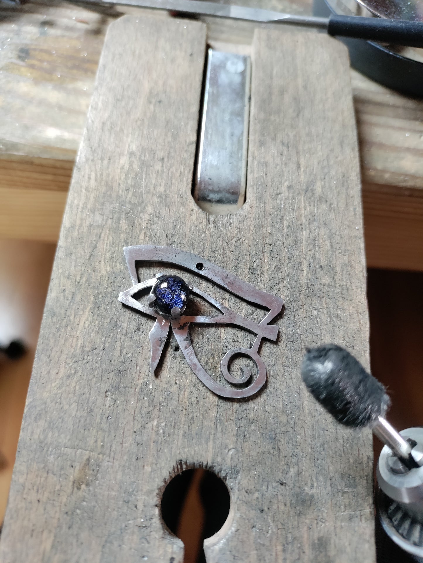 Pendentif symbole égyptien oeil d'Horus argenté et bleu LEIA&CO