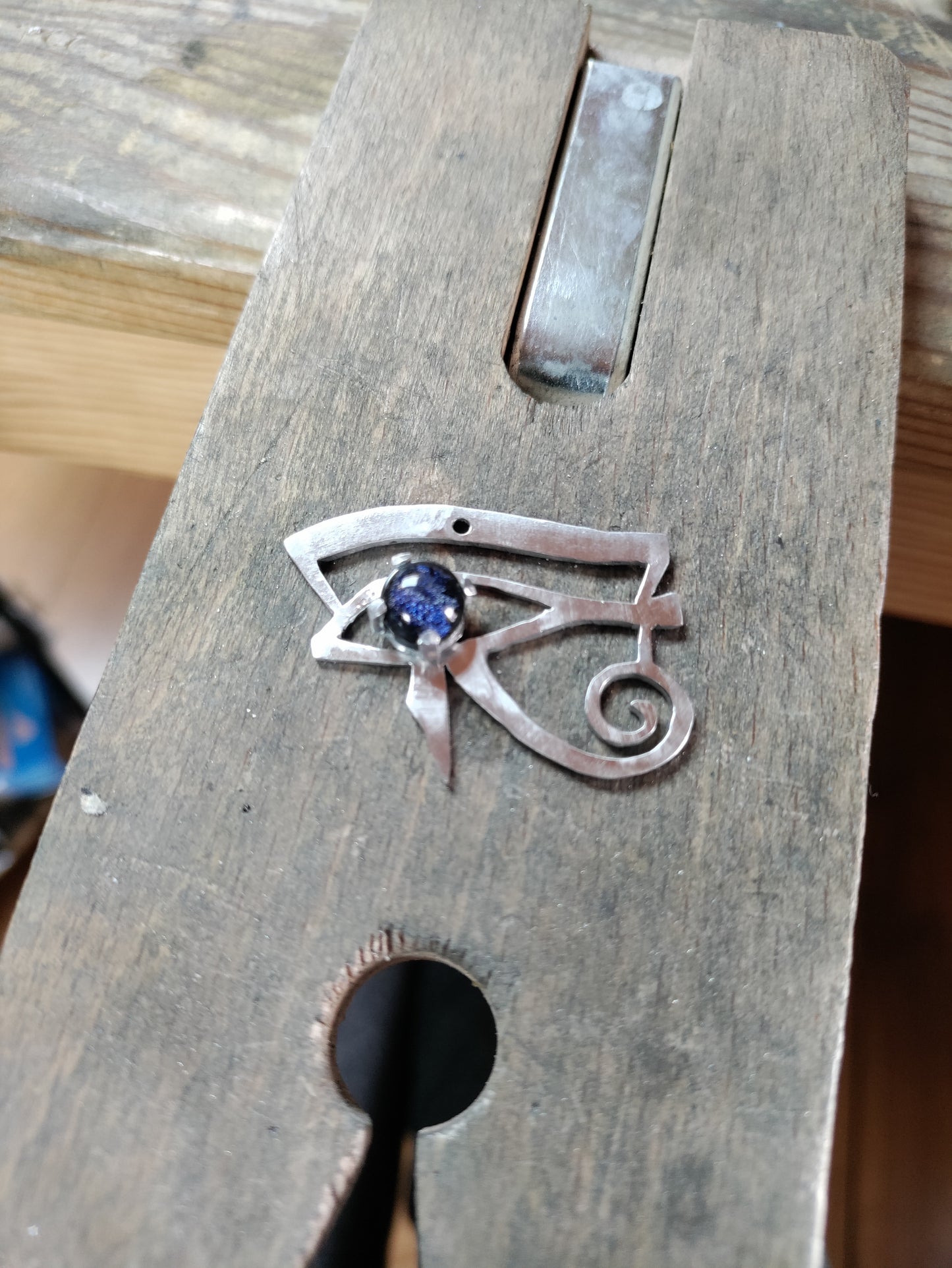 Pendentif symbole égyptien oeil d'Horus argenté et bleu LEIA&CO