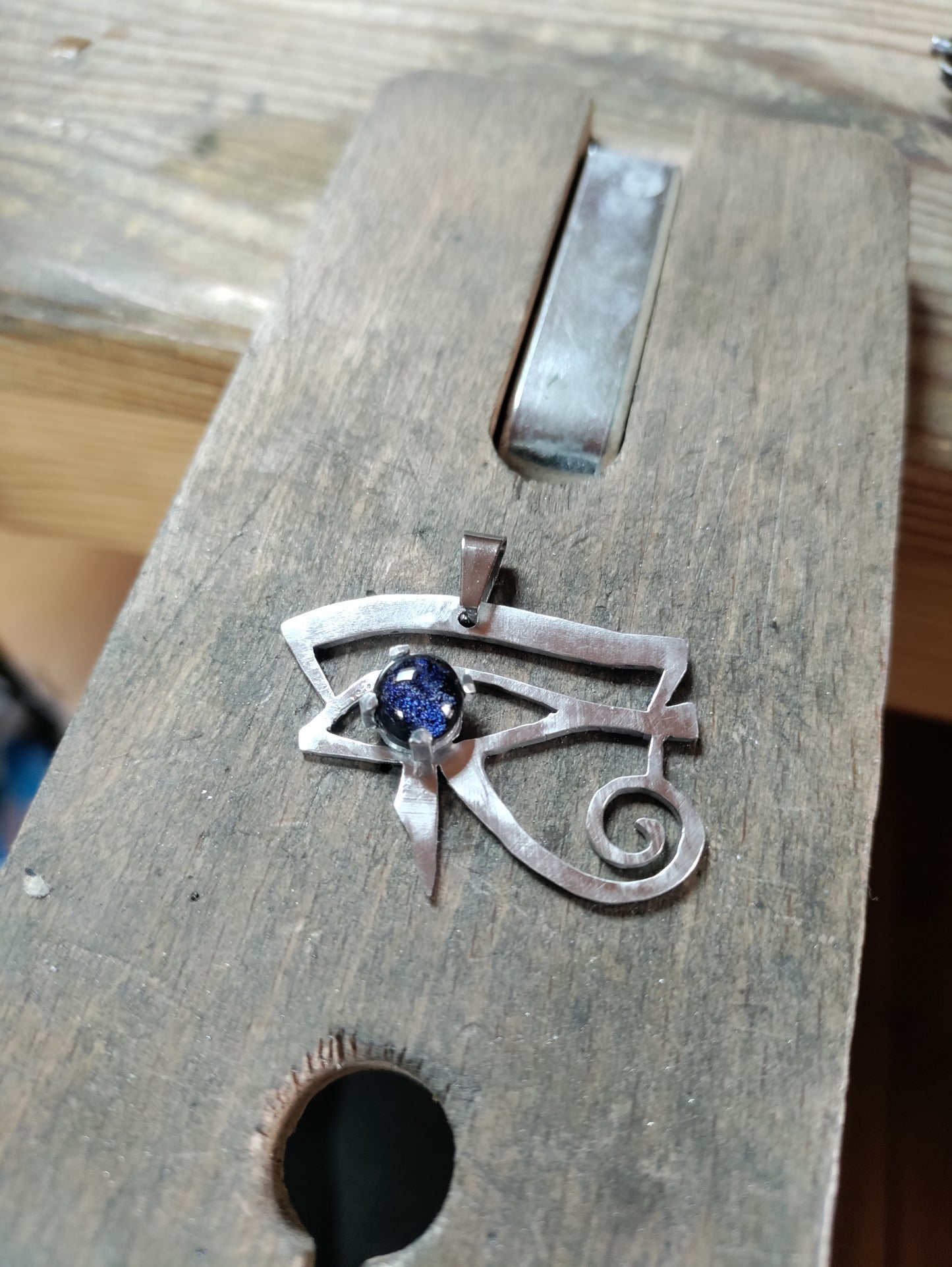 Pendentif symbole égyptien oeil d'Horus argenté et bleu LEIA&CO