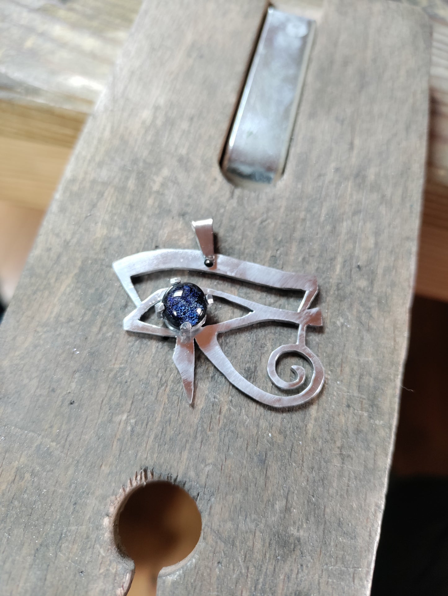 Pendentif symbole égyptien oeil d'Horus argenté et bleu LEIA&CO