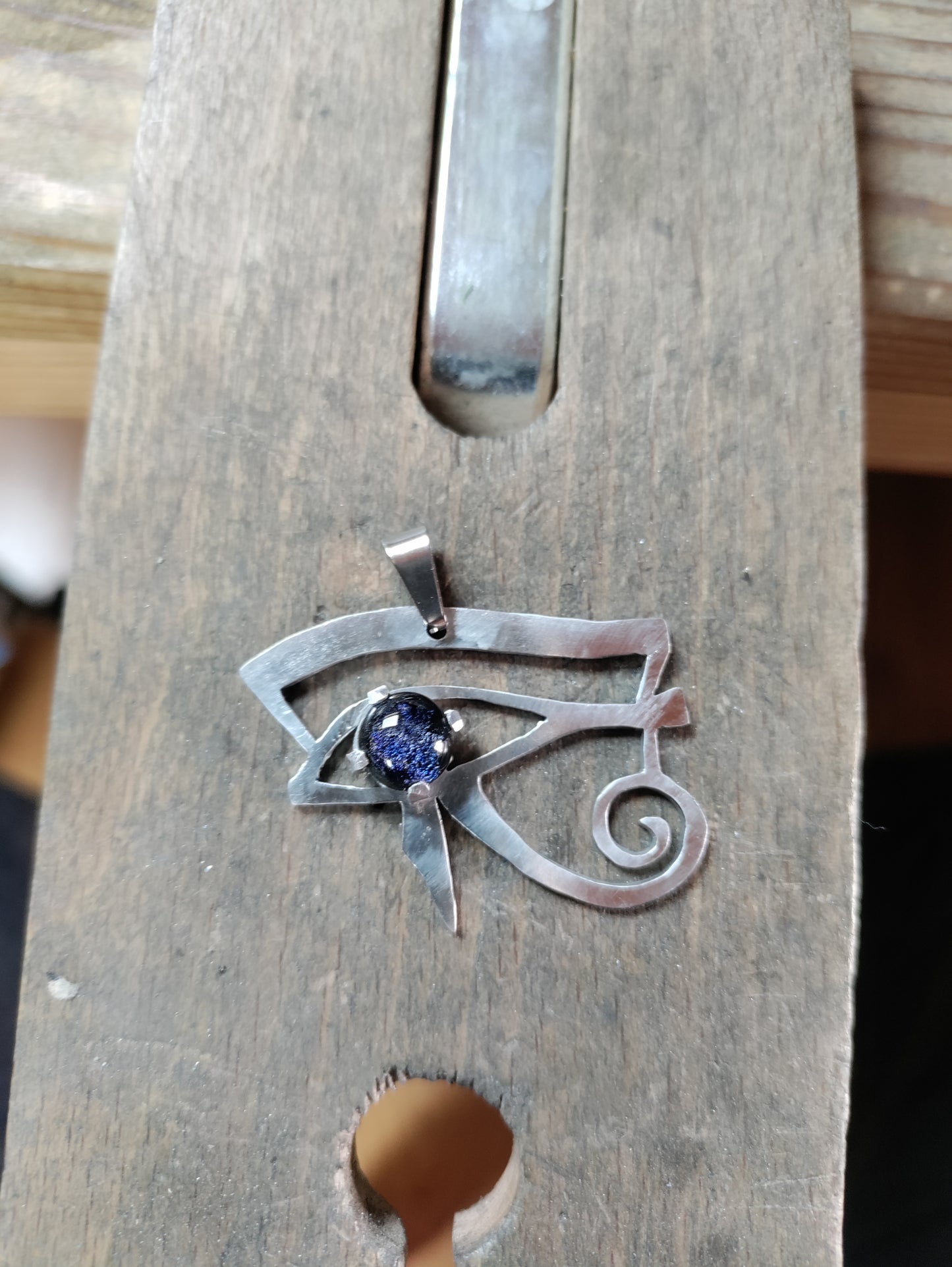 Pendentif symbole égyptien oeil d'Horus argenté et bleu LEIA&CO