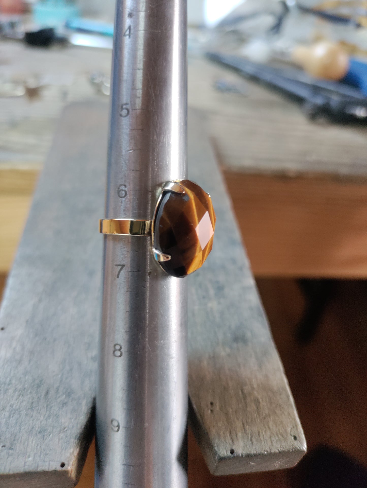Bague artisanale en laiton doré et oeil de tigre à facettes LEIA&CO taille 53