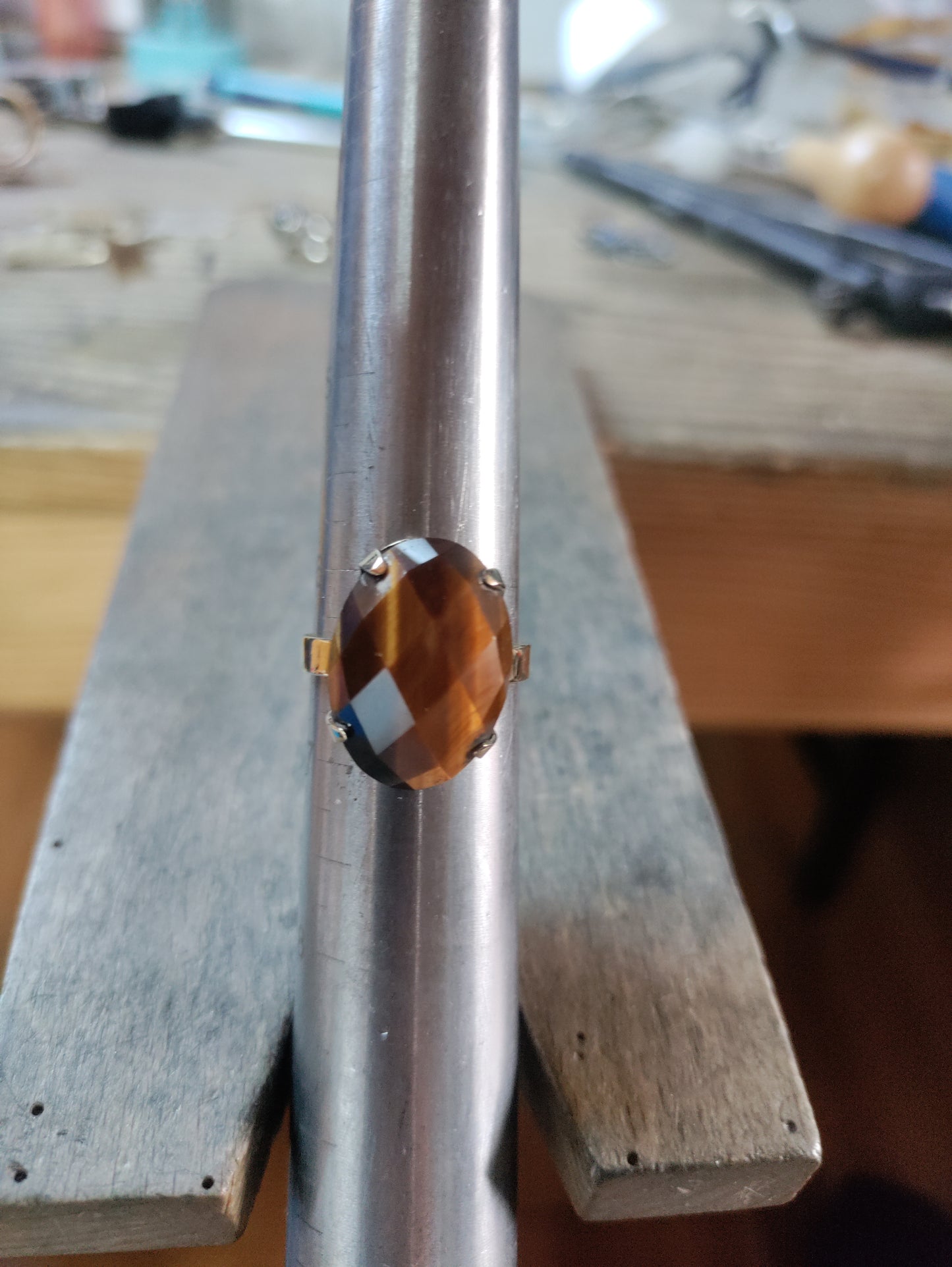 Bague artisanale en laiton doré et oeil de tigre à facettes LEIA&CO taille 53