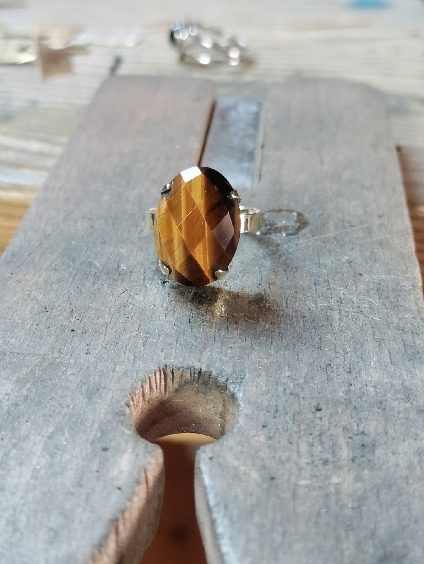 Bague artisanale en laiton doré et oeil de tigre à facettes LEIA&CO taille 53