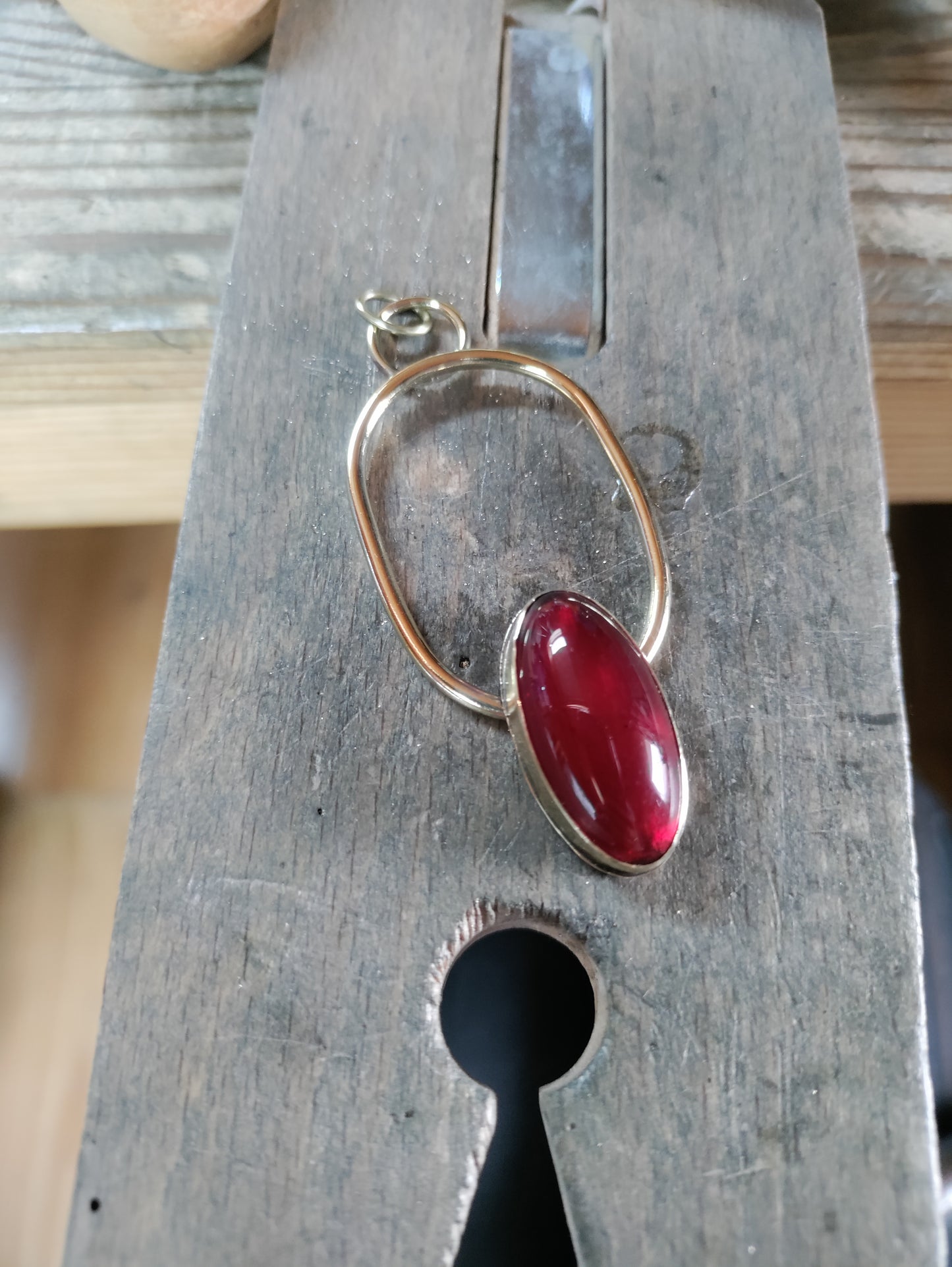 Pendentif doré et pierre rouge LEIA&CO