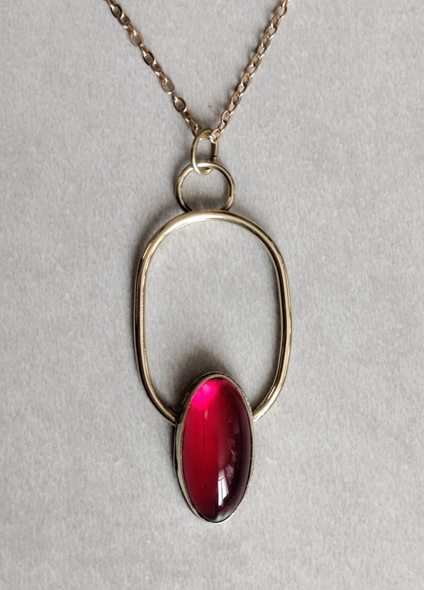 Pendentif doré et pierre rouge LEIA&CO