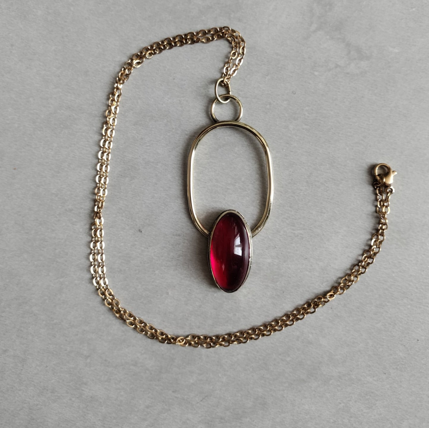 Pendentif doré et pierre rouge LEIA&CO