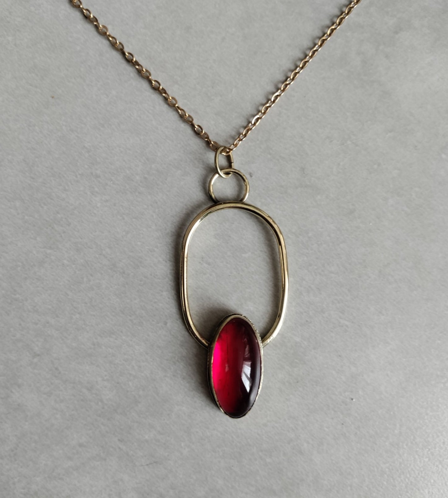 Pendentif doré et pierre rouge LEIA&CO