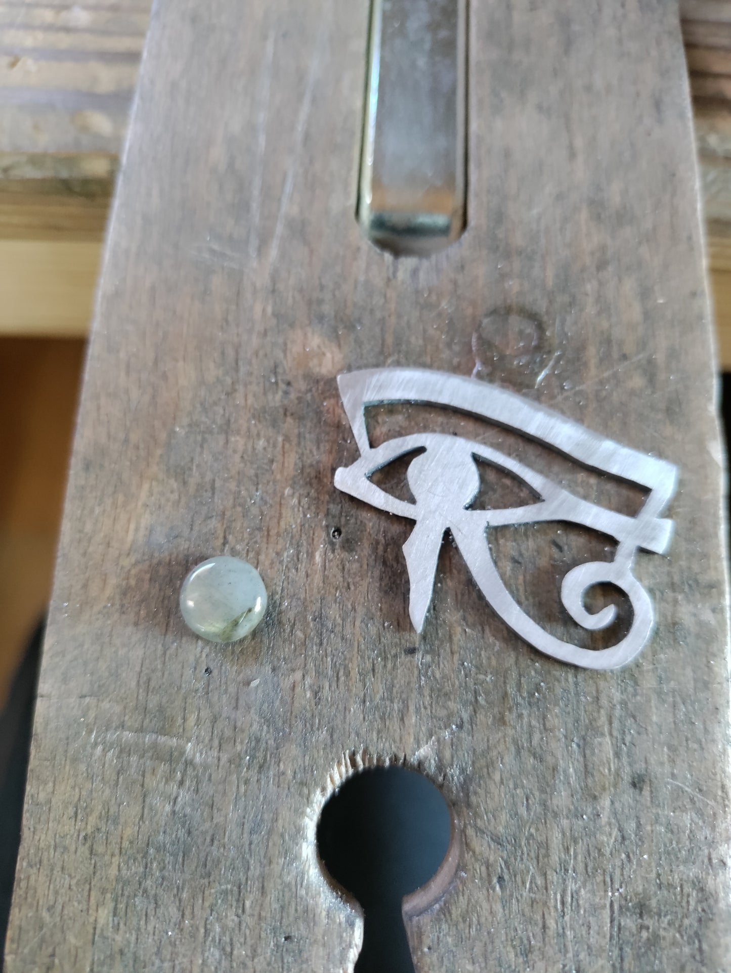 Pendentif symbole égyptien oeil d'Horus argenté et labradorite LEIA&CO