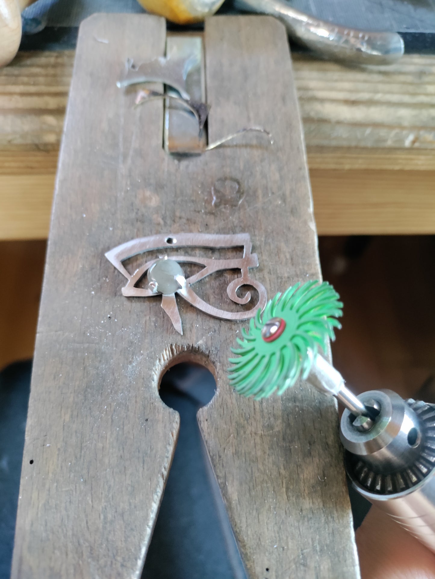 Pendentif symbole égyptien oeil d'Horus argenté et labradorite LEIA&CO