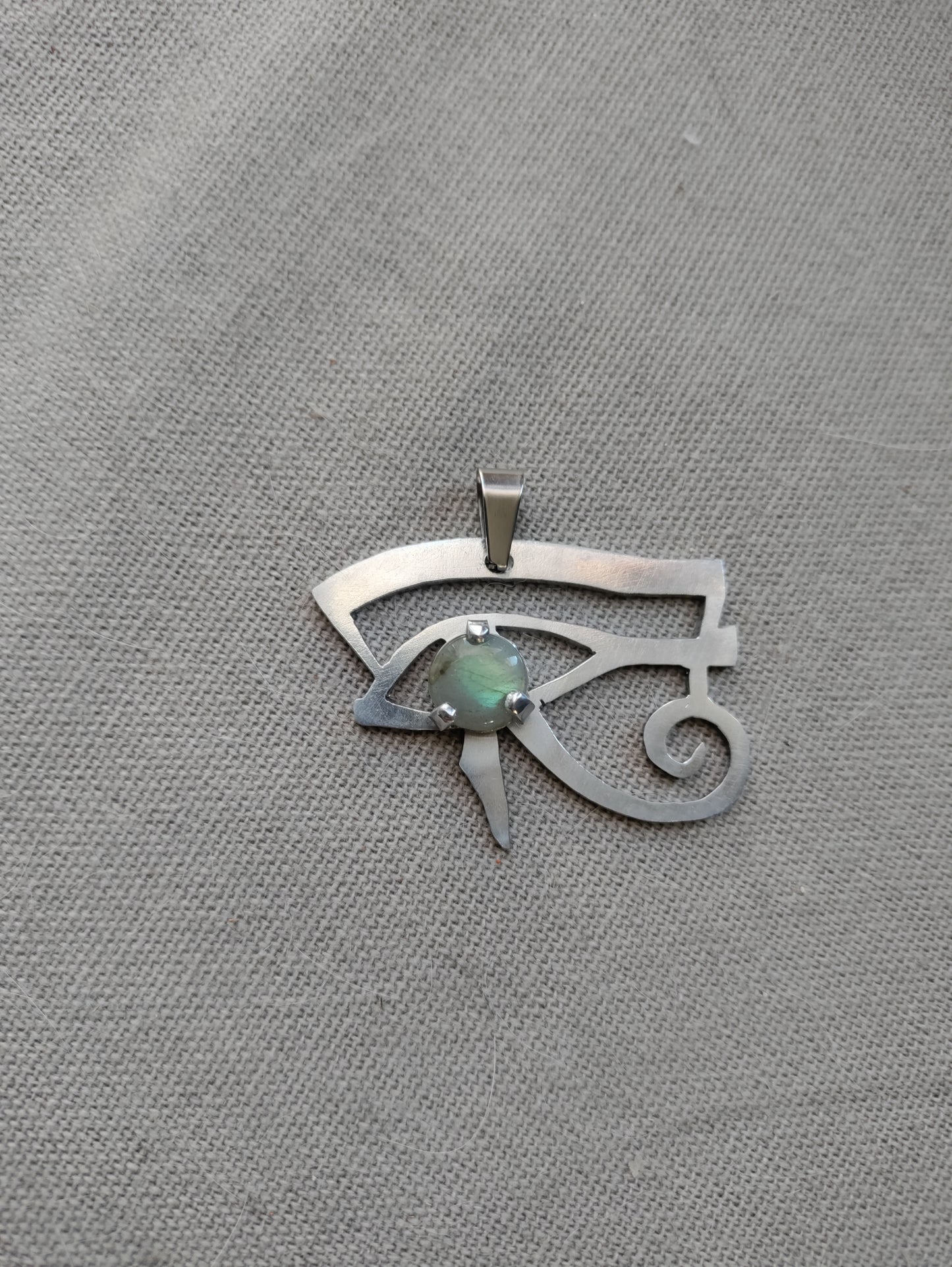 Pendentif symbole égyptien oeil d'Horus argenté et labradorite LEIA&CO