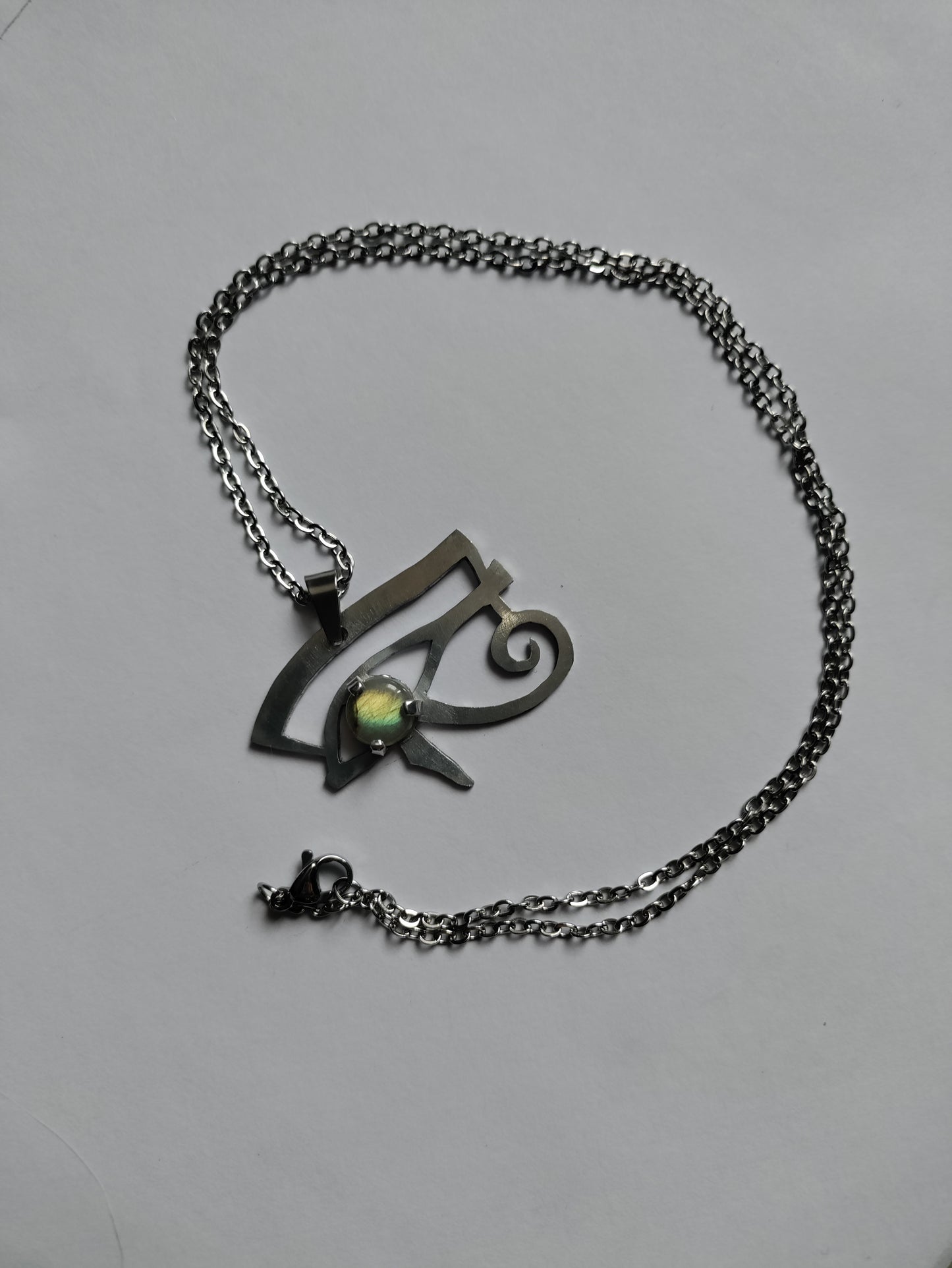 Pendentif symbole égyptien oeil d'Horus argenté et labradorite LEIA&CO