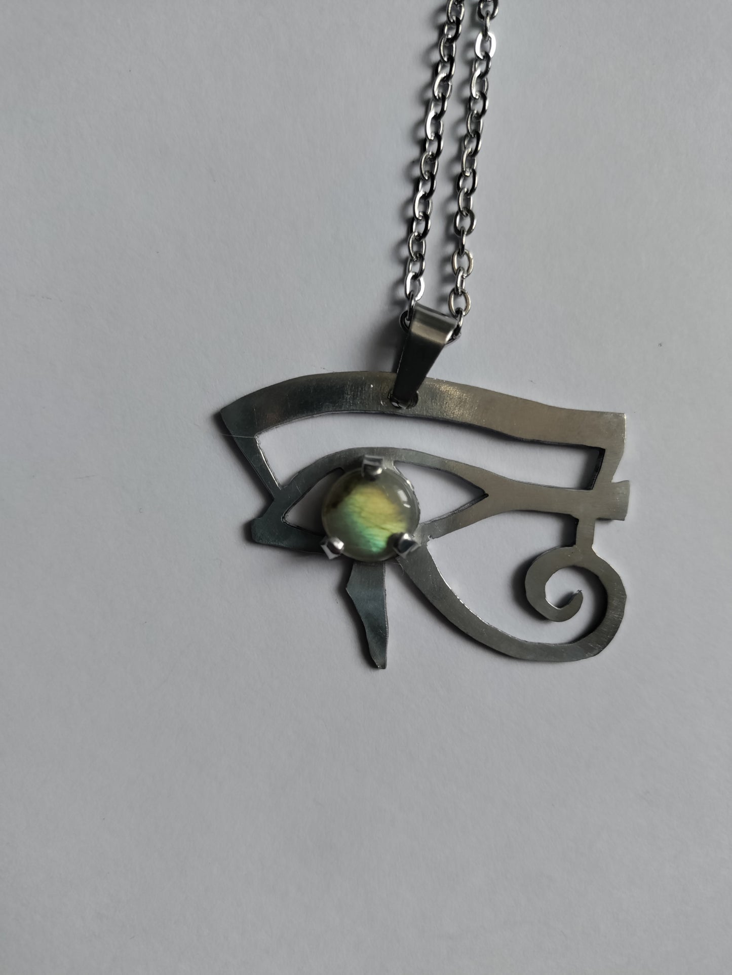 Pendentif symbole égyptien oeil d'Horus argenté et labradorite LEIA&CO