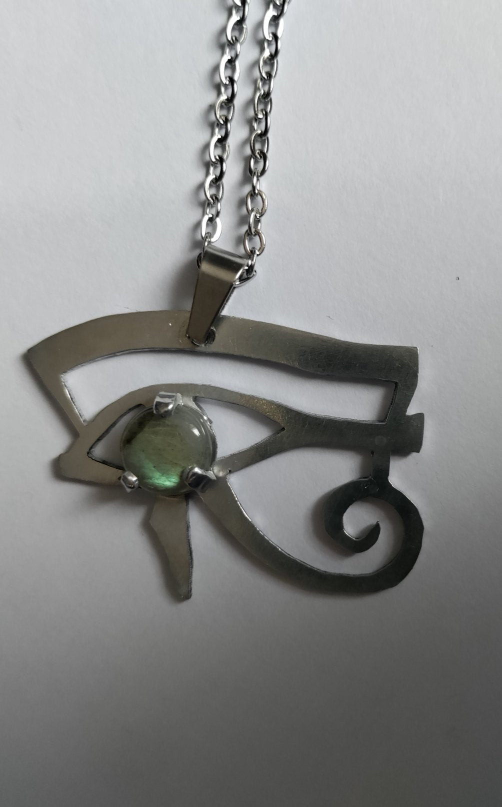 Pendentif symbole égyptien oeil d'Horus argenté et labradorite LEIA&CO