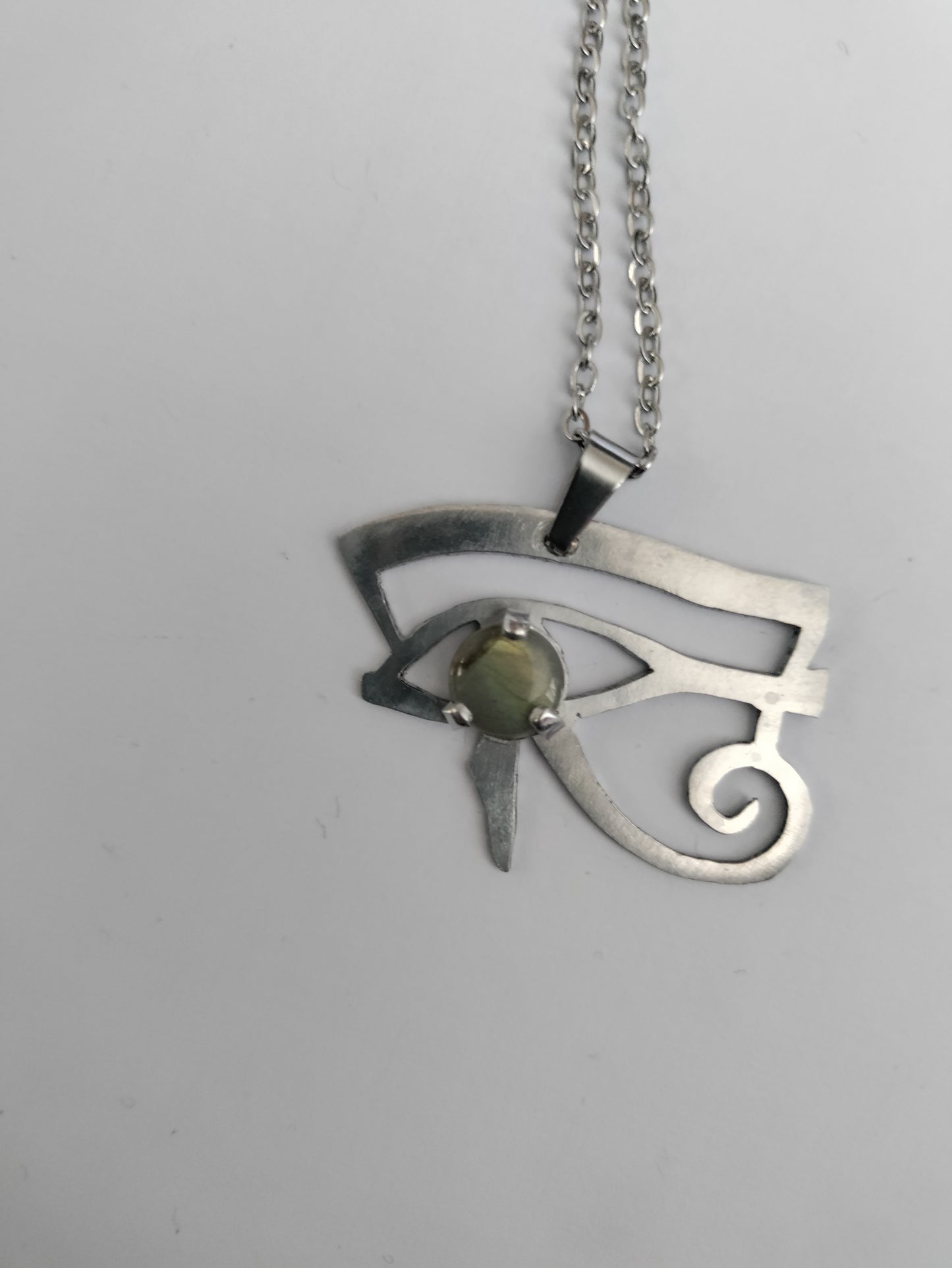 Pendentif symbole égyptien oeil d'Horus argenté et labradorite LEIA&CO