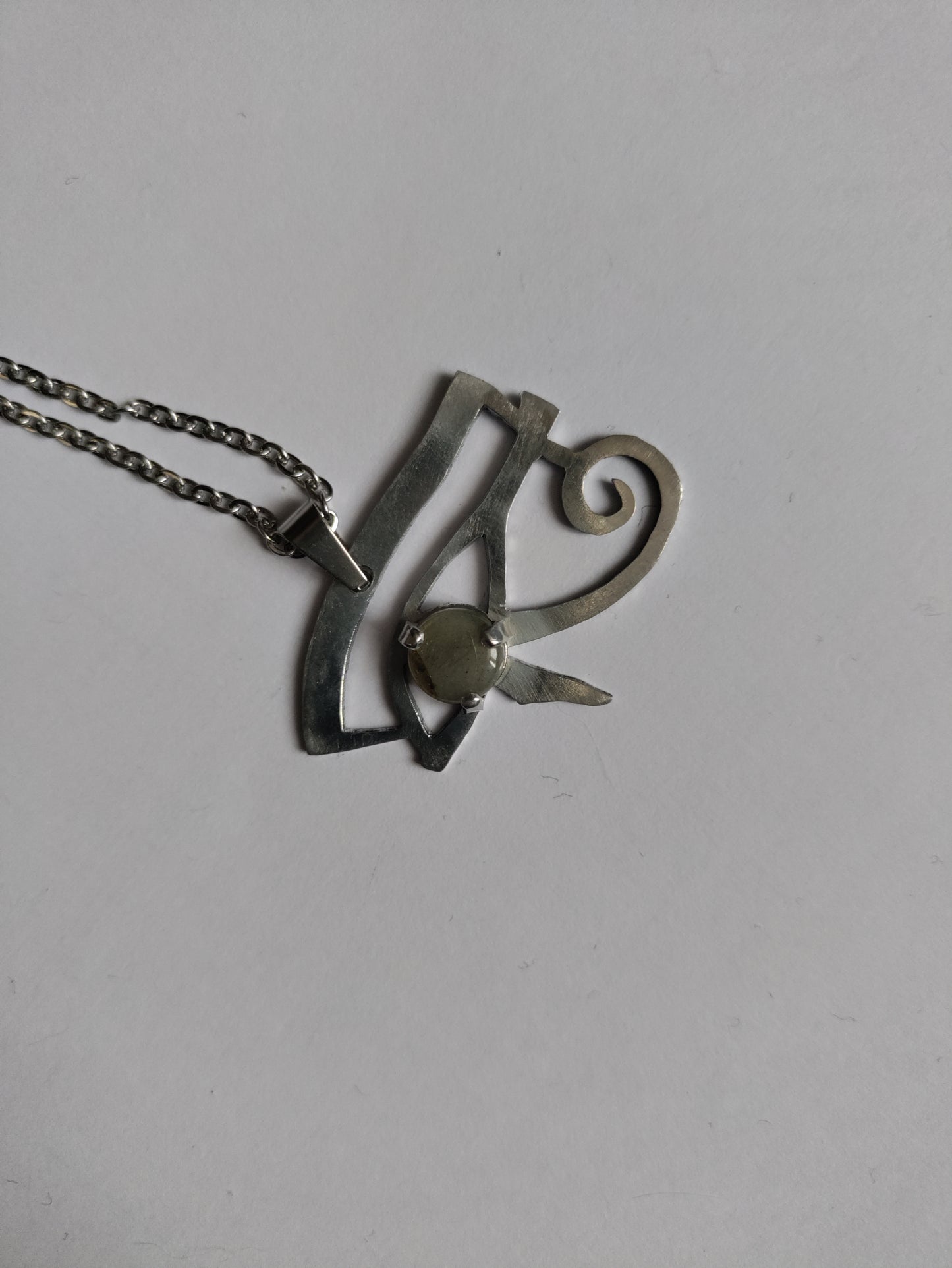 Pendentif symbole égyptien oeil d'Horus argenté et labradorite LEIA&CO
