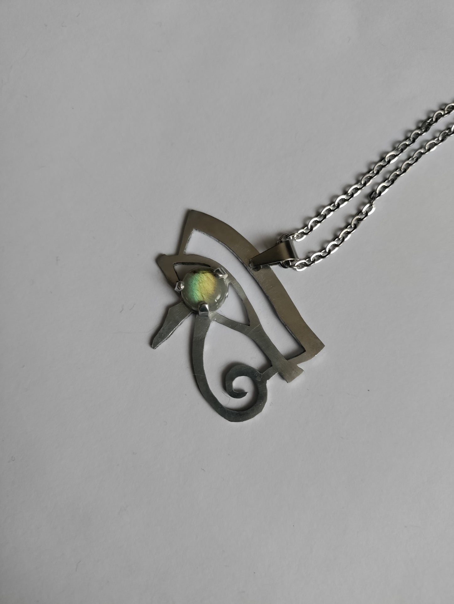 Pendentif symbole égyptien oeil d'Horus argenté et labradorite LEIA&CO