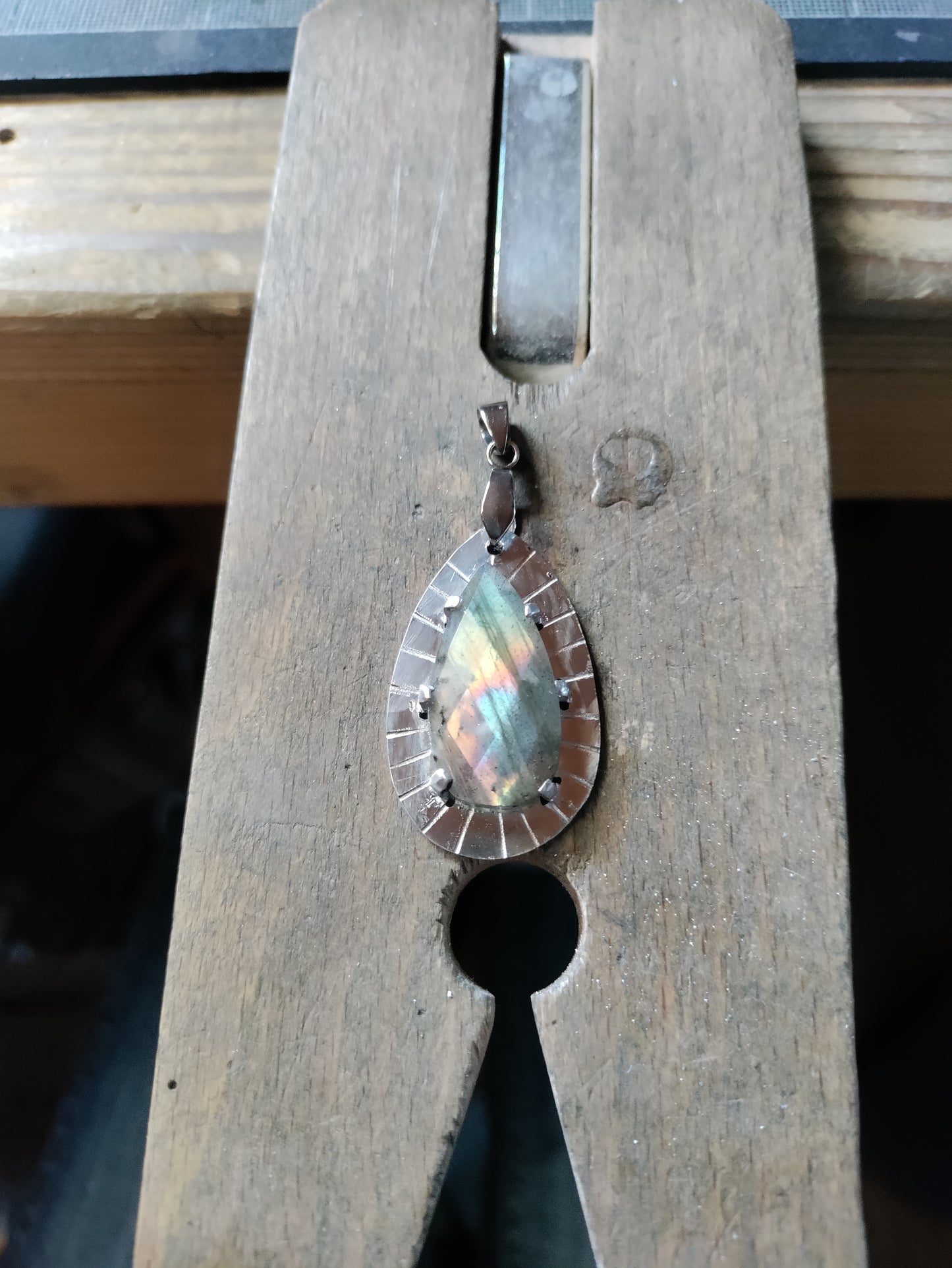 Pendentif goutte Labradorite naturelle facettée multicolore LEIA&CO