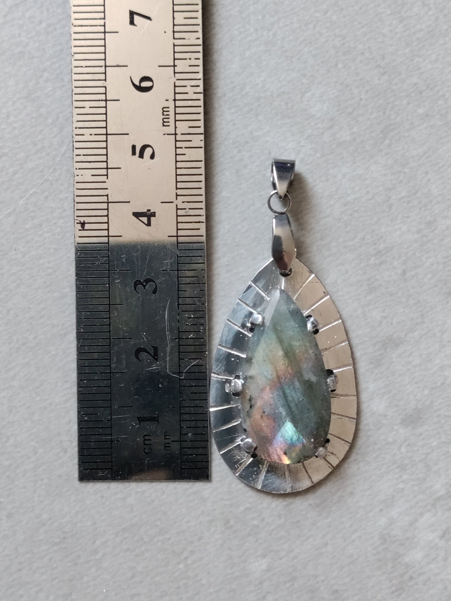 Pendentif goutte Labradorite naturelle facettée multicolore LEIA&CO