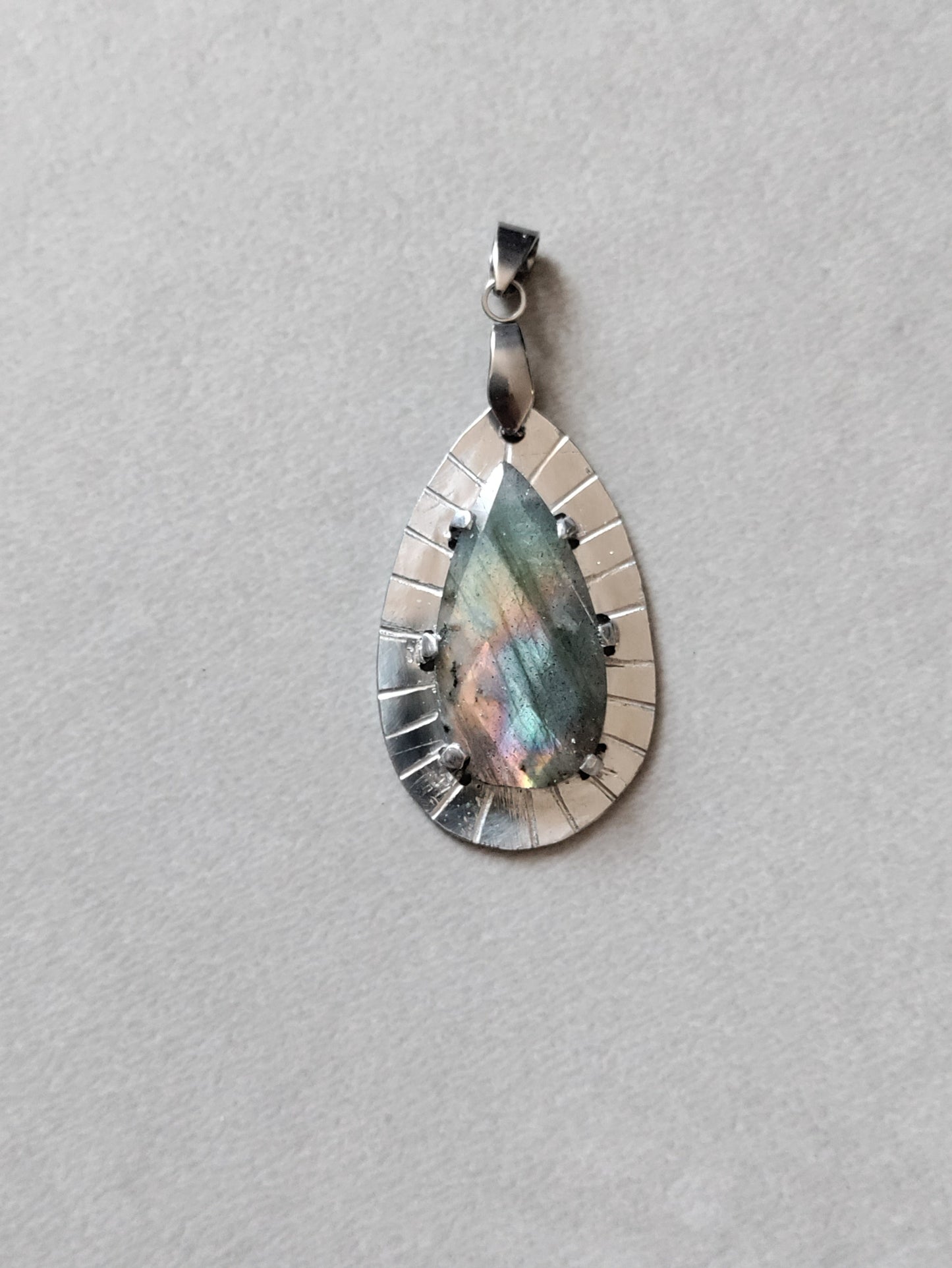 Pendentif goutte Labradorite naturelle facettée multicolore LEIA&CO